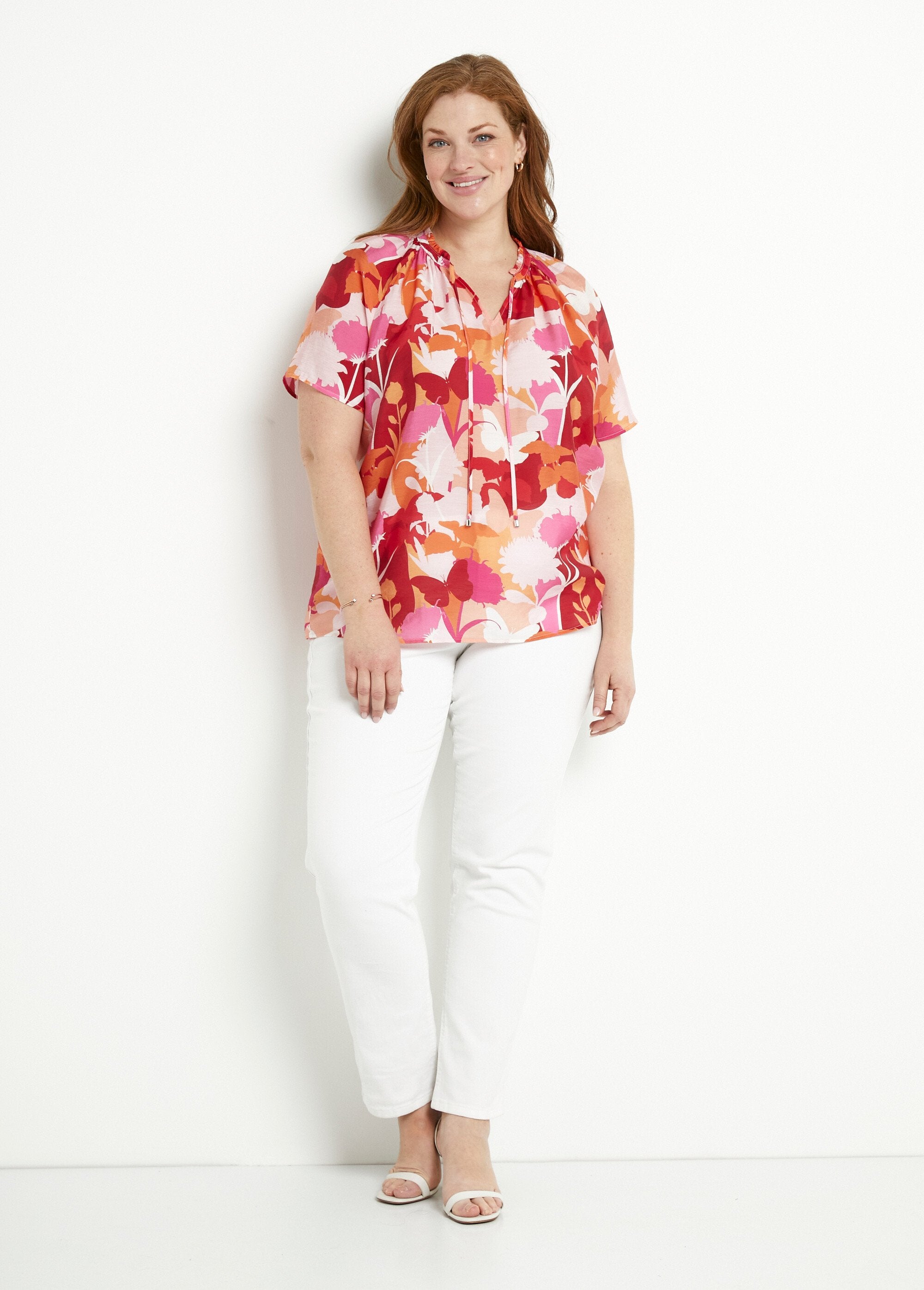 Túnica_larga_de_velo_floral_con_escote_en_pico_con_volantes_rosa_y_rojo_SF1_curvy