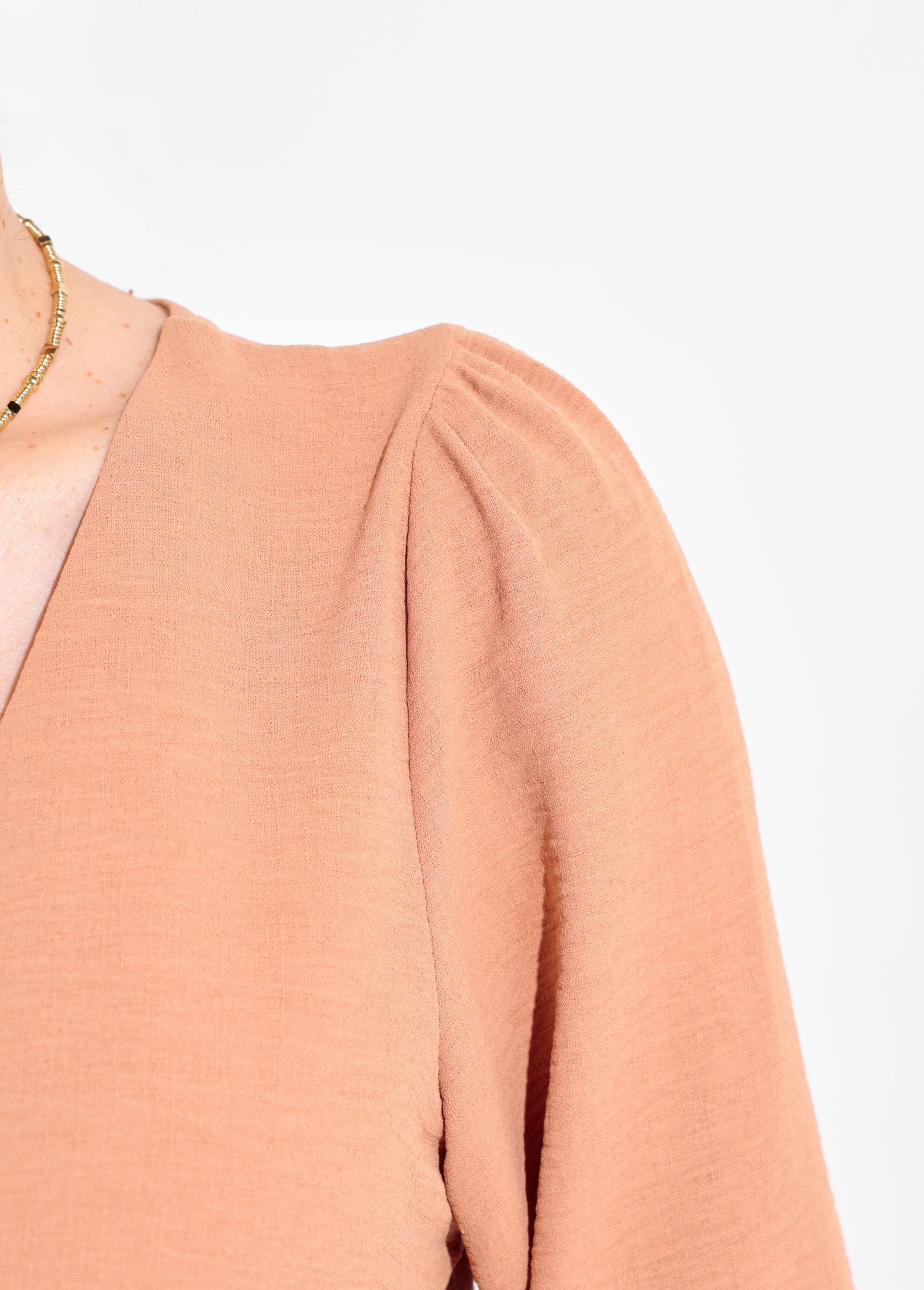 Túnica_abotonada_y_en_relieve_con_cuello_en_V_camello_DE2_slim