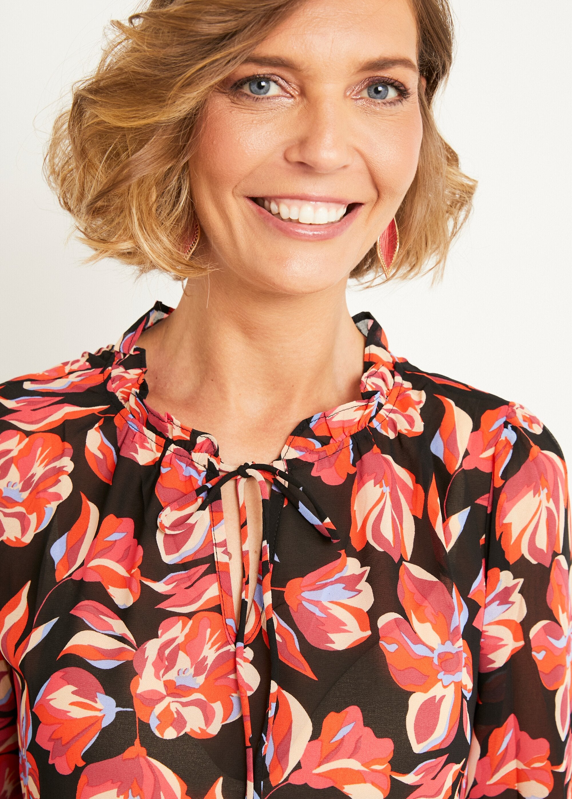 Túnica_de_gasa_con_estampado_de_flores_y_lazos_en_V_en_el_cuello_Estampados_negros_DE2_slim