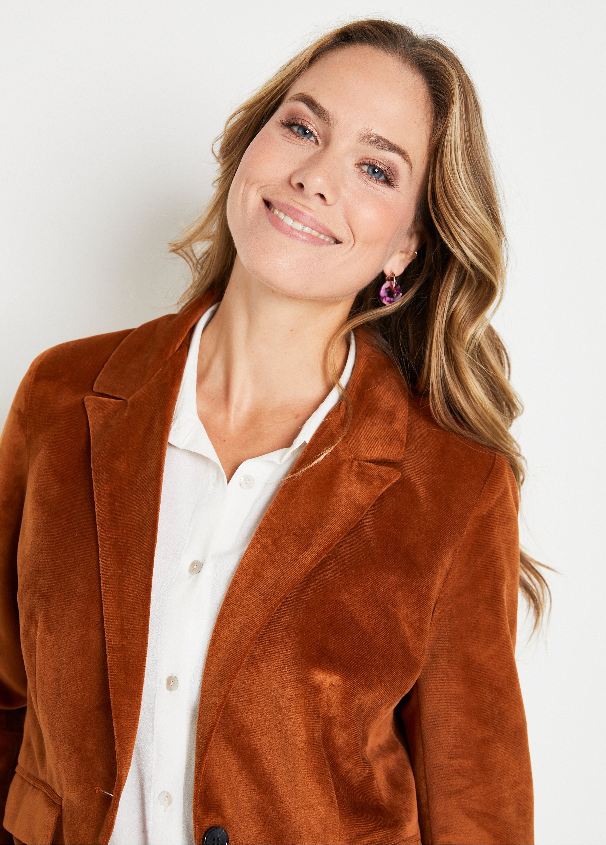 Americana_recta_de_terciopelo_liso_con_cuello_sastre_camello_DE1_slim