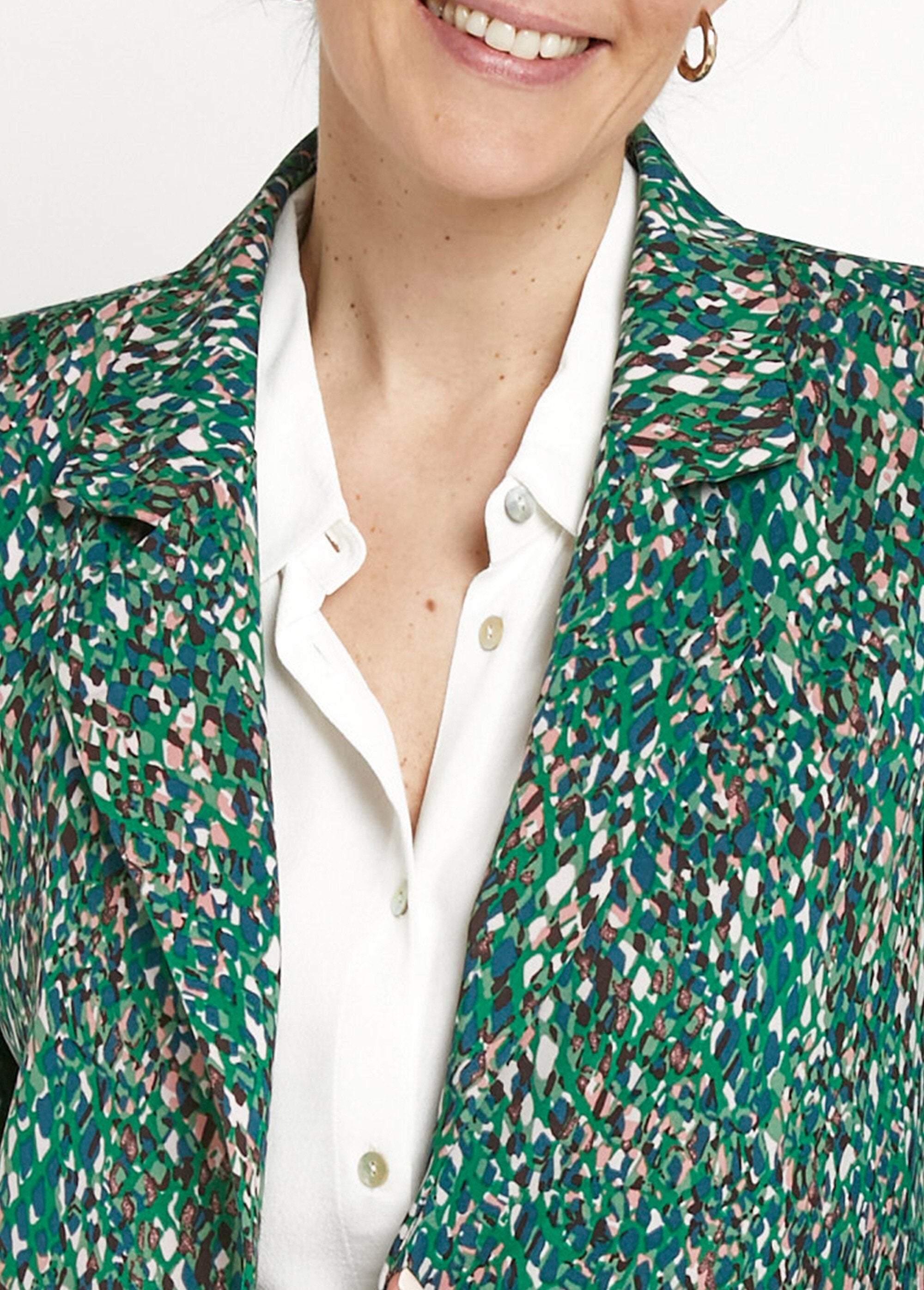 Chaqueta_con_estampado_artístico_y_cuello_sastre_Estampados_verdes_DE1_slim