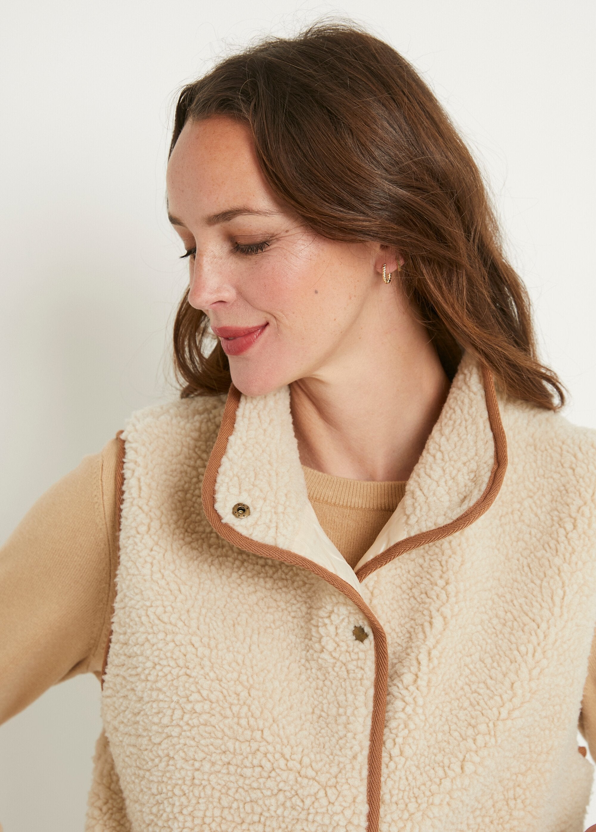 Chaqueta_de_sherpa_sin_mangas_con_cuello_alto_Crudo_DE1_slim