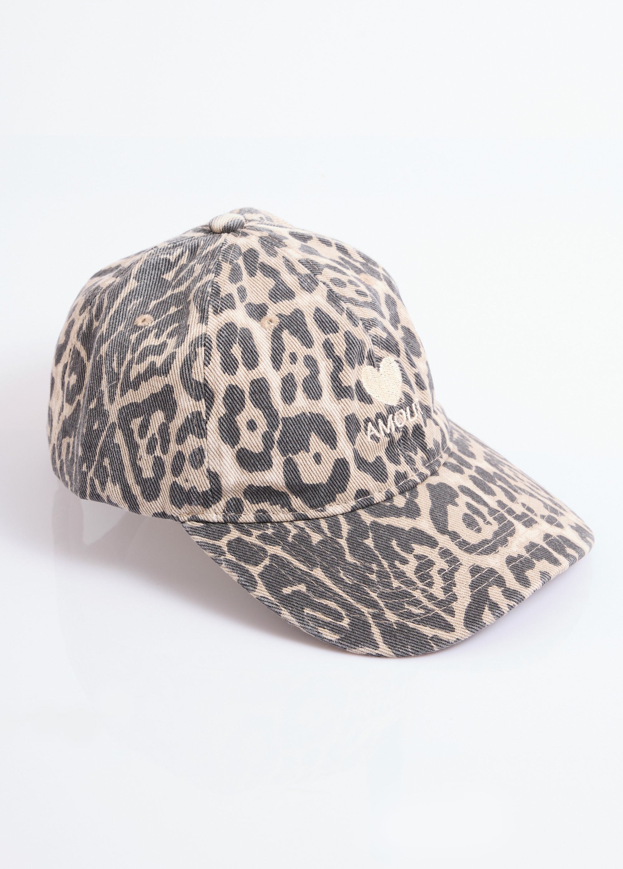 Gorra_vaquera_con_estampado_de_leopardo_y_corazón_bordado_Pantera_beige_FA1_slim