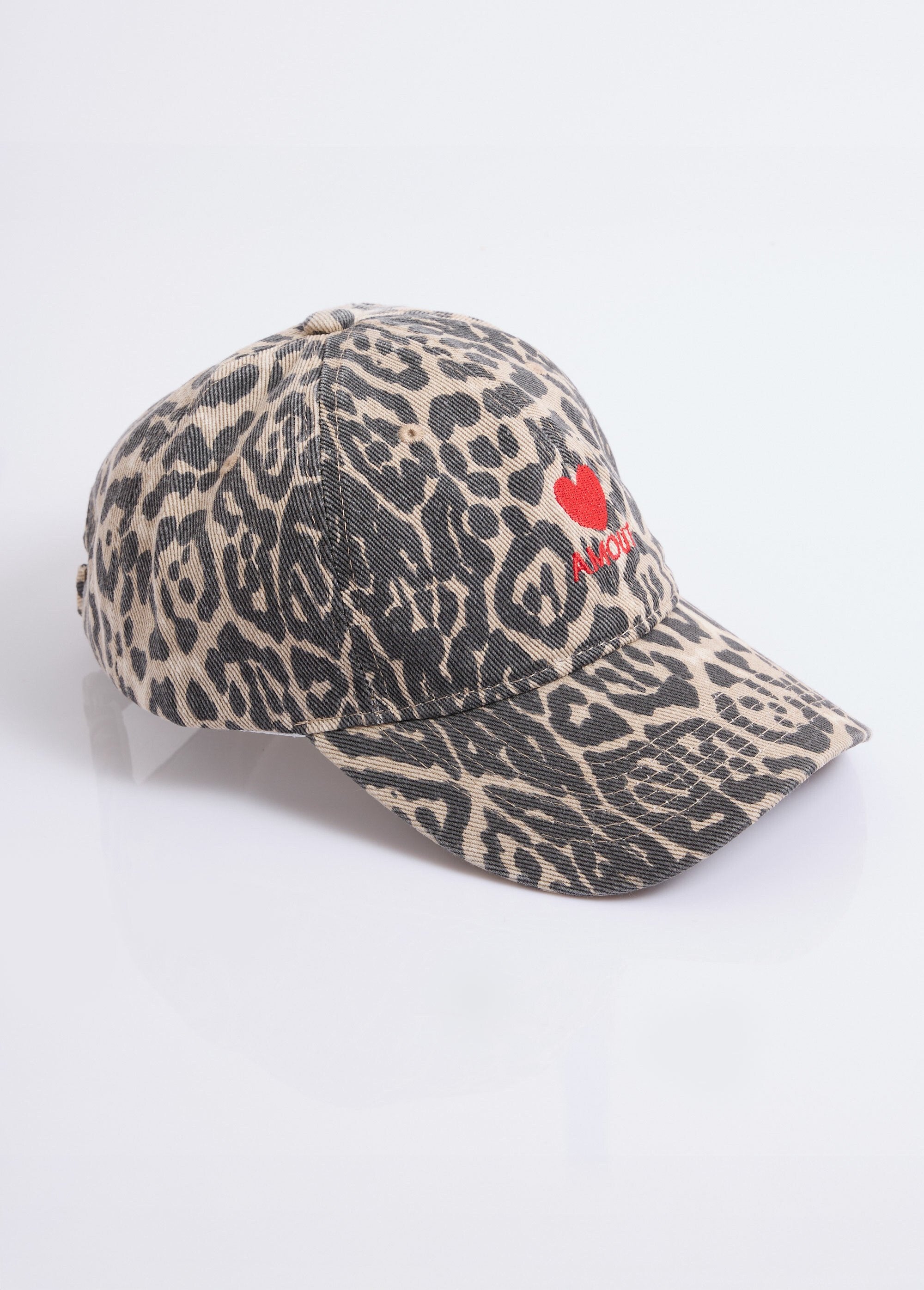 Gorra_vaquera_con_estampado_de_leopardo_y_corazón_bordado_Pantera_roja_FA1_slim