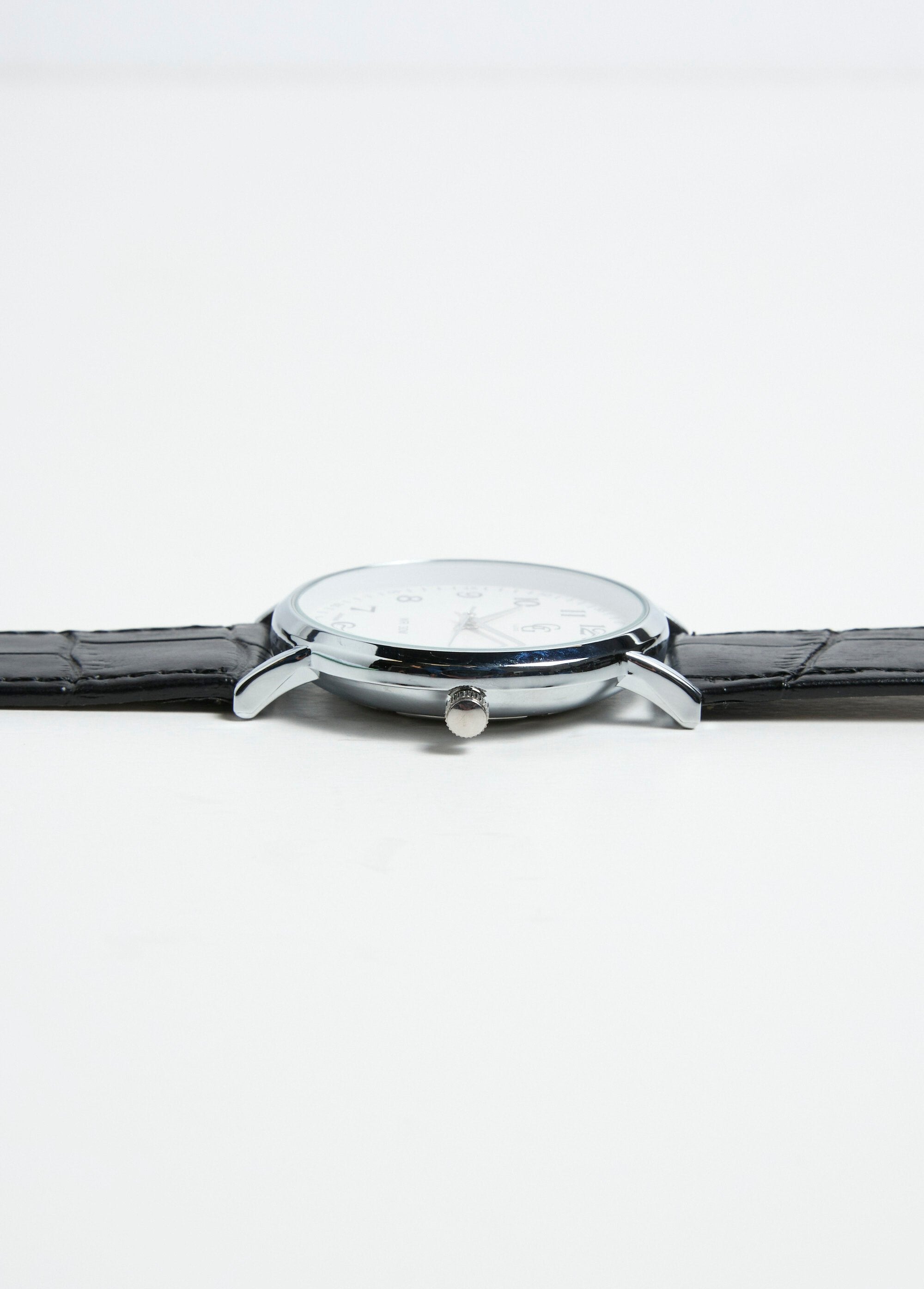 Reloj_redondo_de_acero_inoxidable_y_piel_estilo_cocodrilo._Negro_DE3_slim