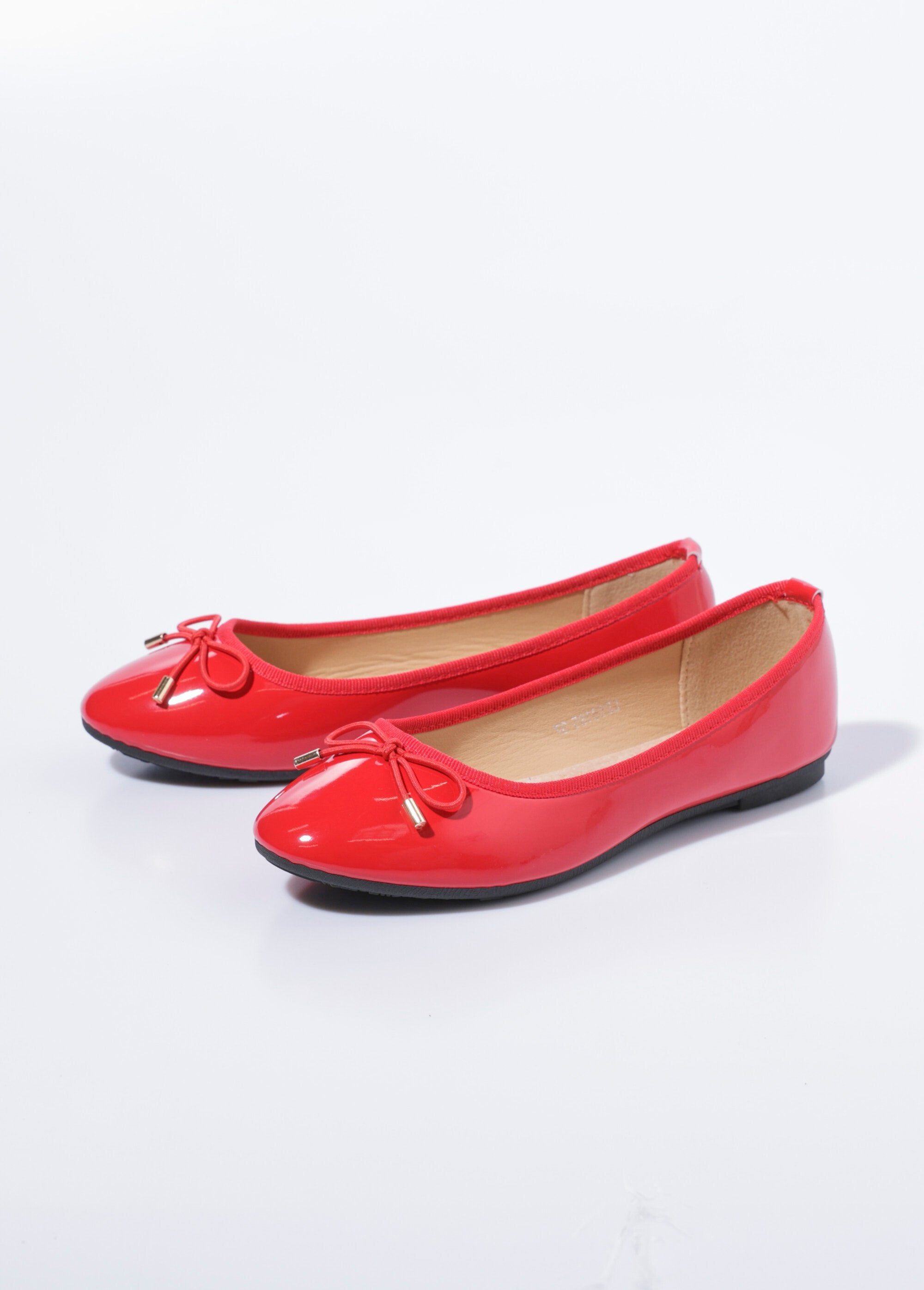 Bailarinas_planas_de_charol_con_pequeño_lazo_barniz_rojo_DE1_slim