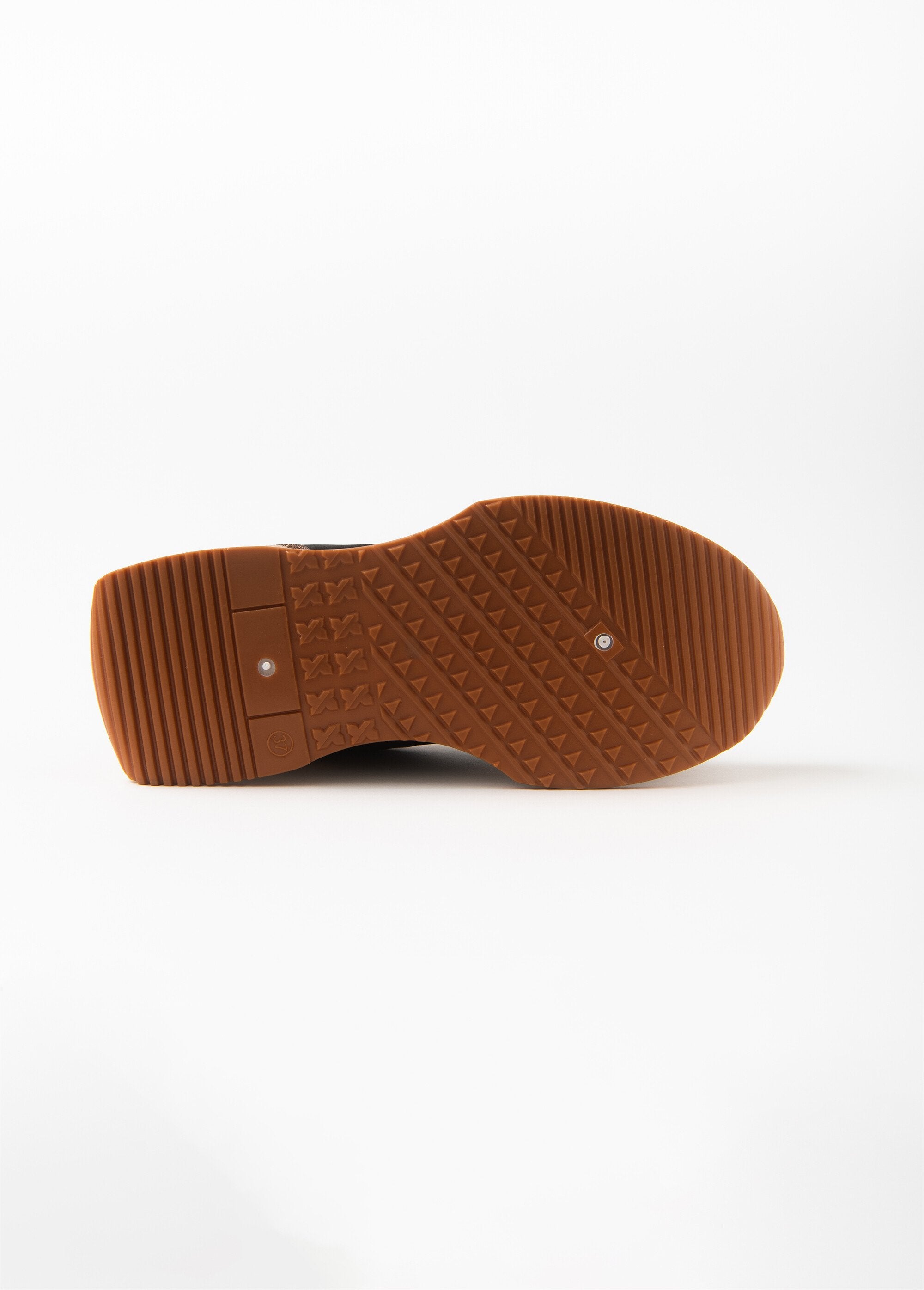 Zapatillas_de_suela_gruesa_con_detalles_iridiscentes_Beige_y_negro_UN1_slim