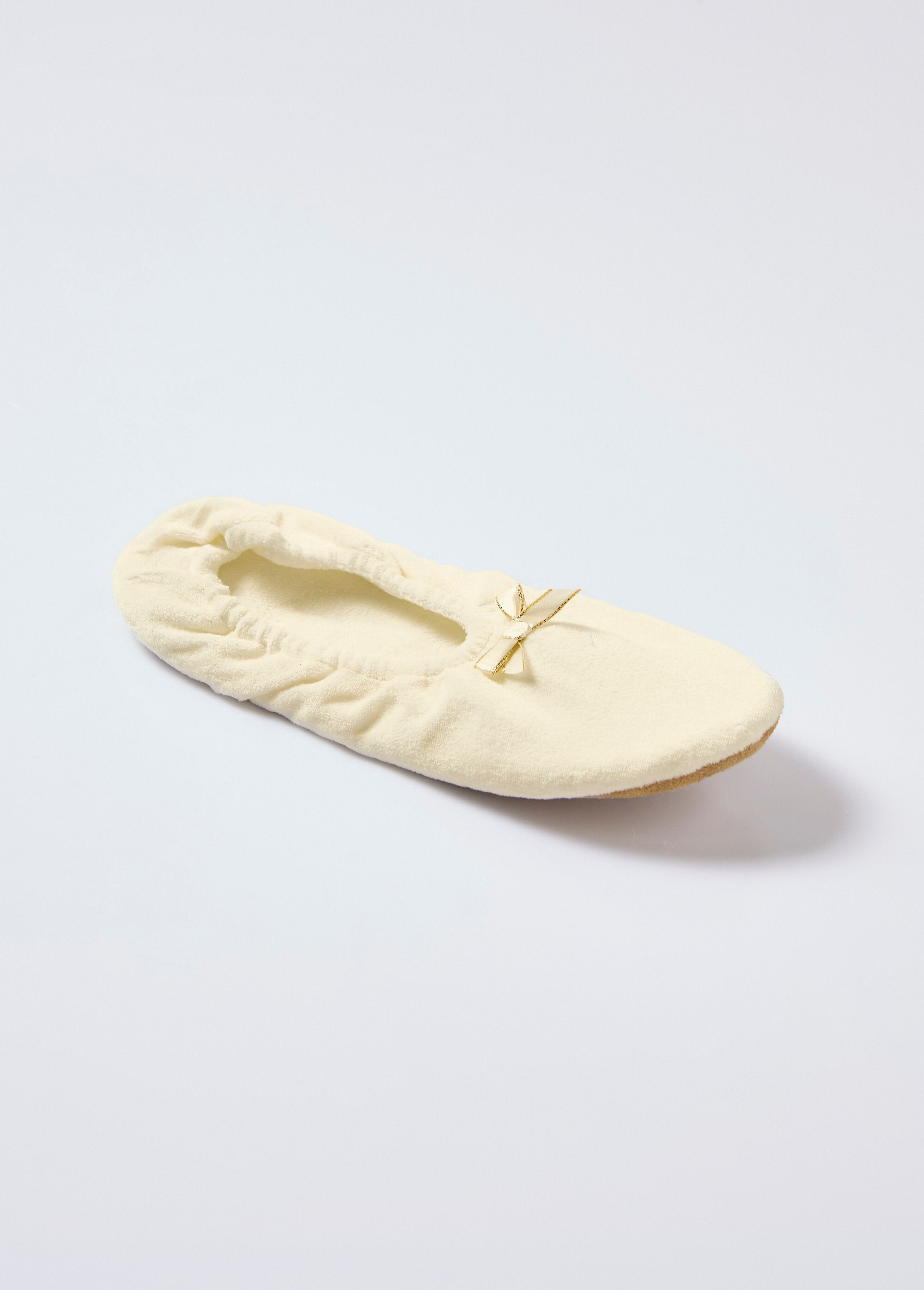 Zapatillas_estilo_bailarina_de_terciopelo_Blanco,_Blanca_FA1_slim