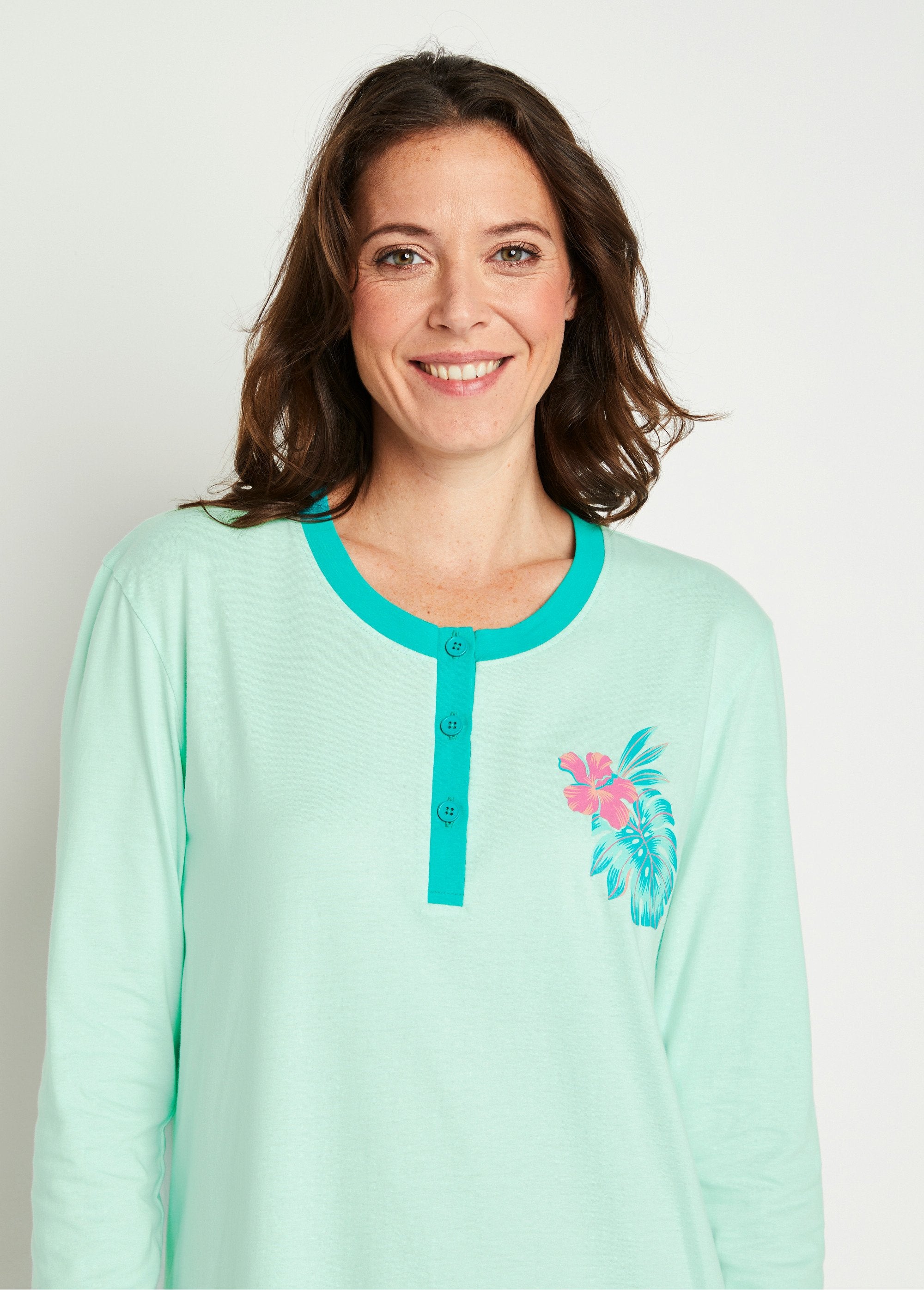 Camisón_liso_de_algodón_con_estampado._Estampado_tropical_DE1_slim