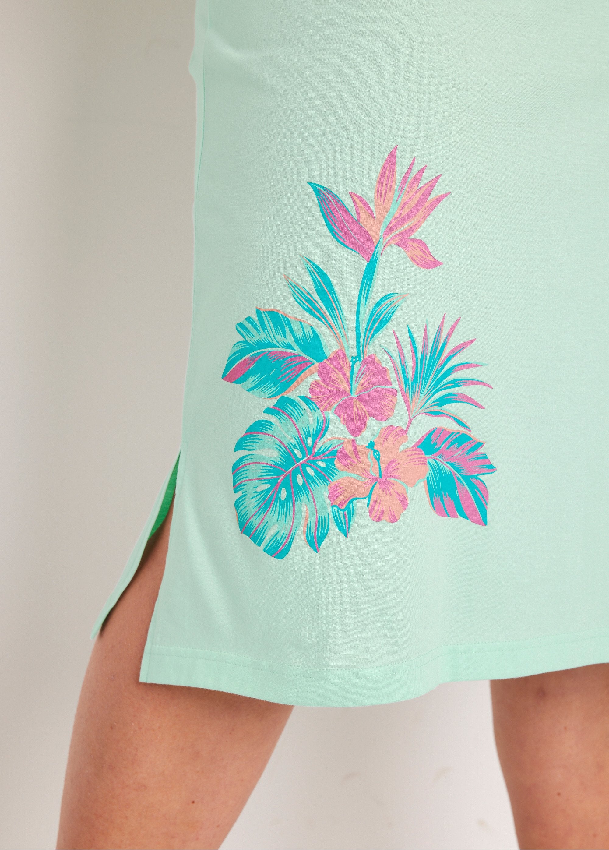 Camisón_liso_de_algodón_con_estampado._Estampado_tropical_DE2_curvy