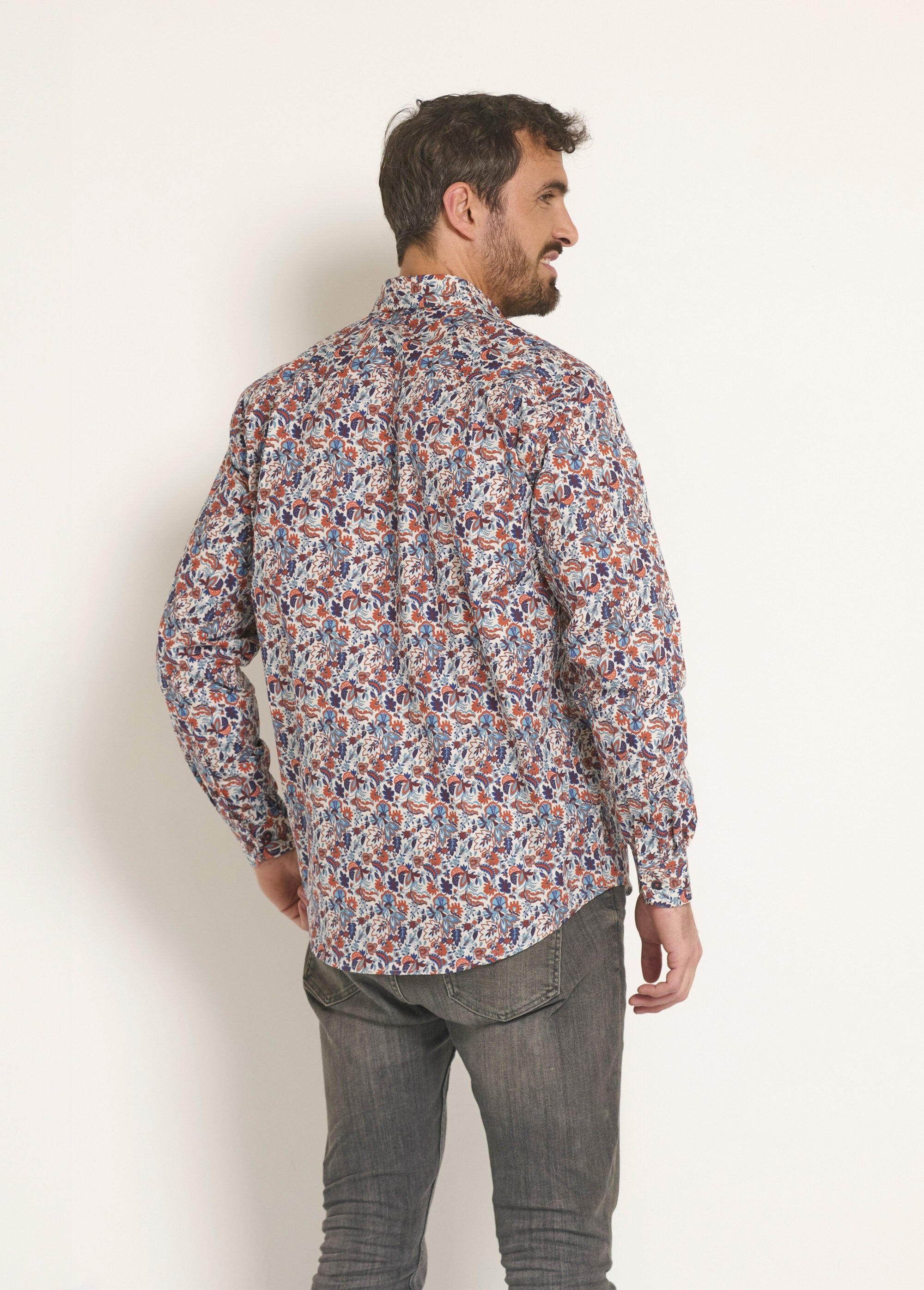 Camisa_con_estampado_paisley_fantasía_naranja_y_azul_DO1_slim