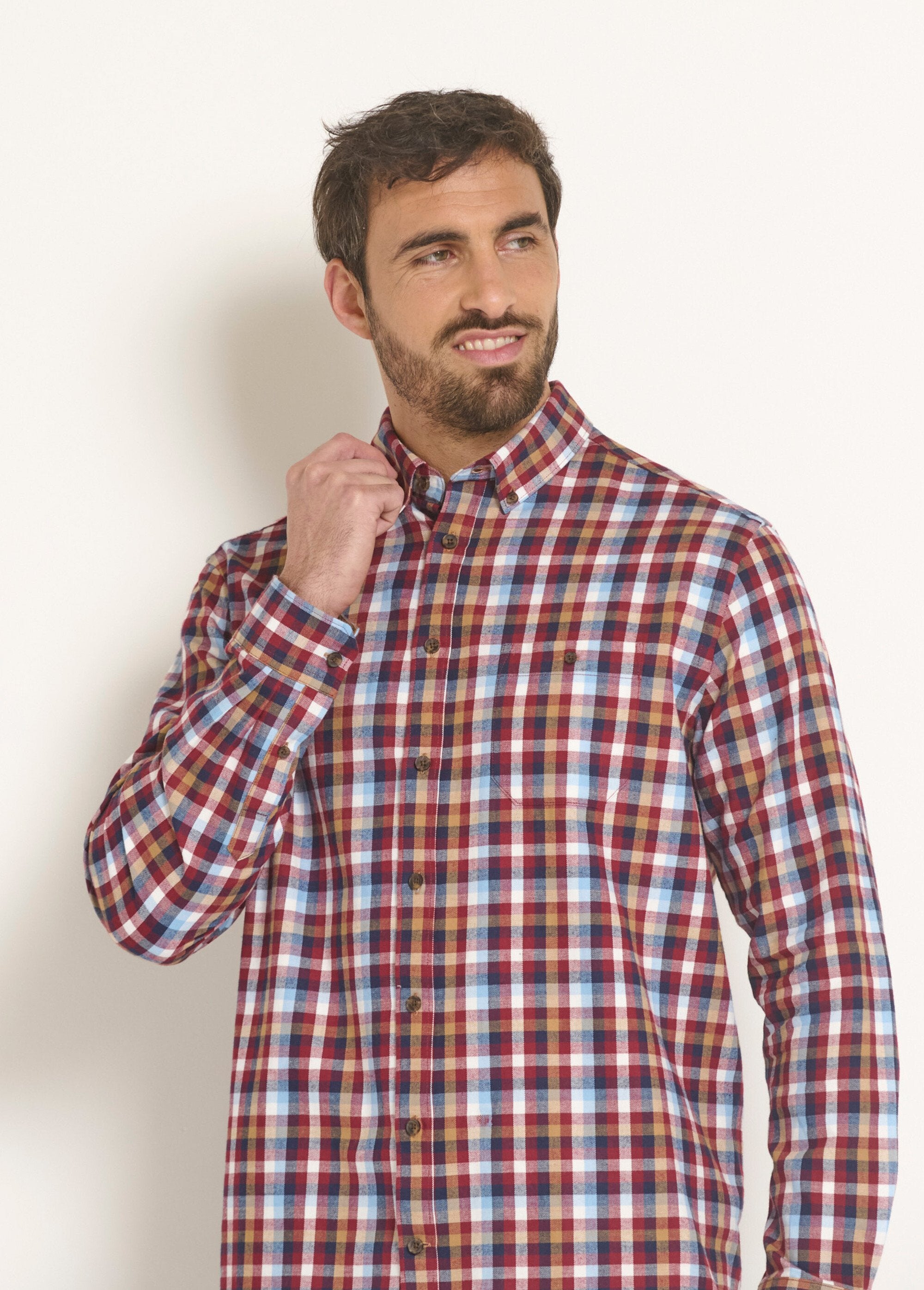 Camisa_de_franela_con_detalles_de_terciopelo,_chic_Azulejos_rojos_DE1_slim