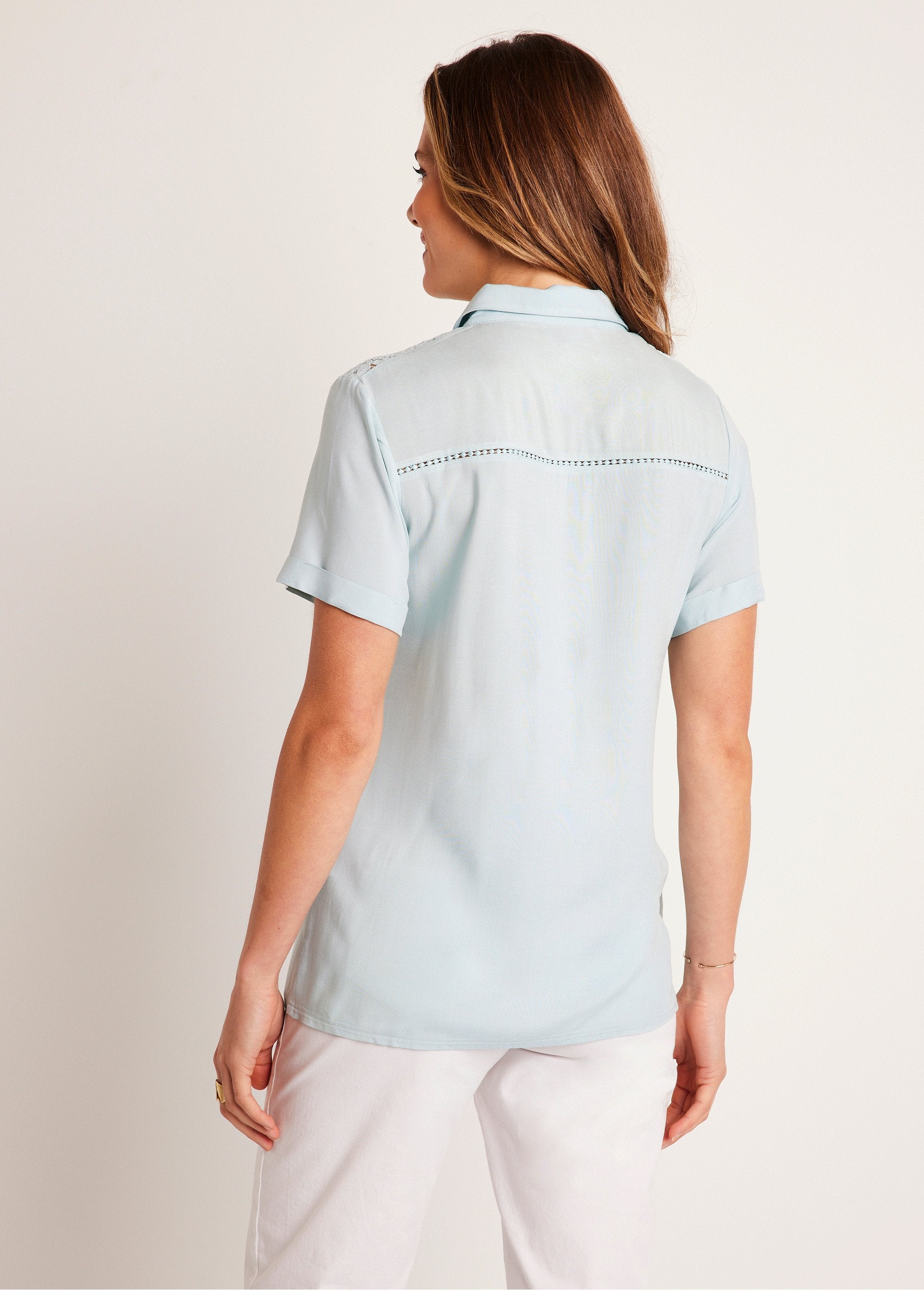 Blusa_abotonada_encaje_y_calado_Verde_DO1_slim