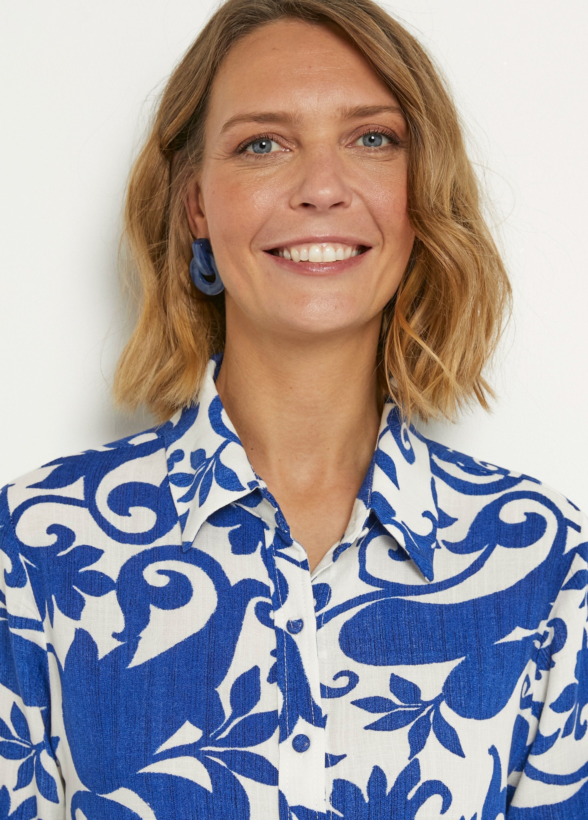 Blusa_de_manga_larga_con_estampado_bucólico_Azul_y_crudo_DE1_slim