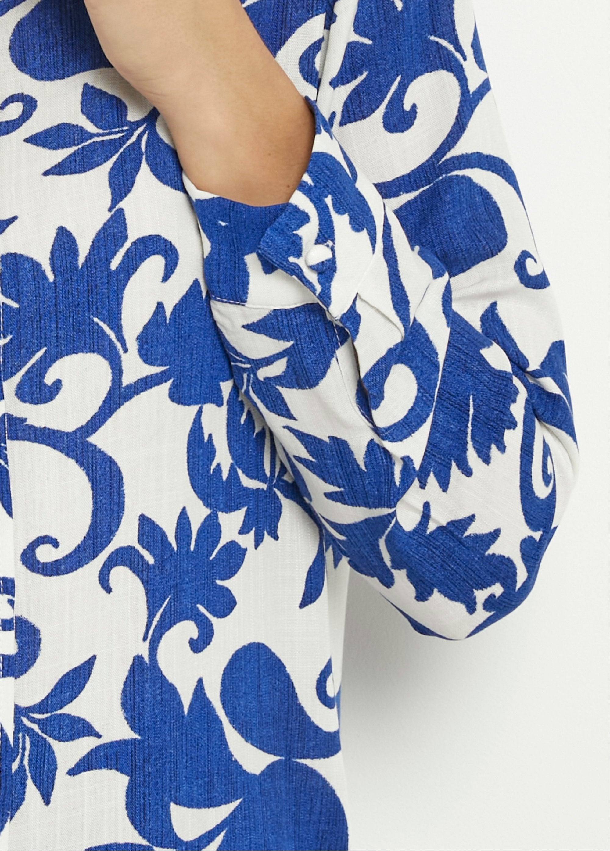 Blusa_de_manga_larga_con_estampado_bucólico_Azul_y_crudo_DE2_slim