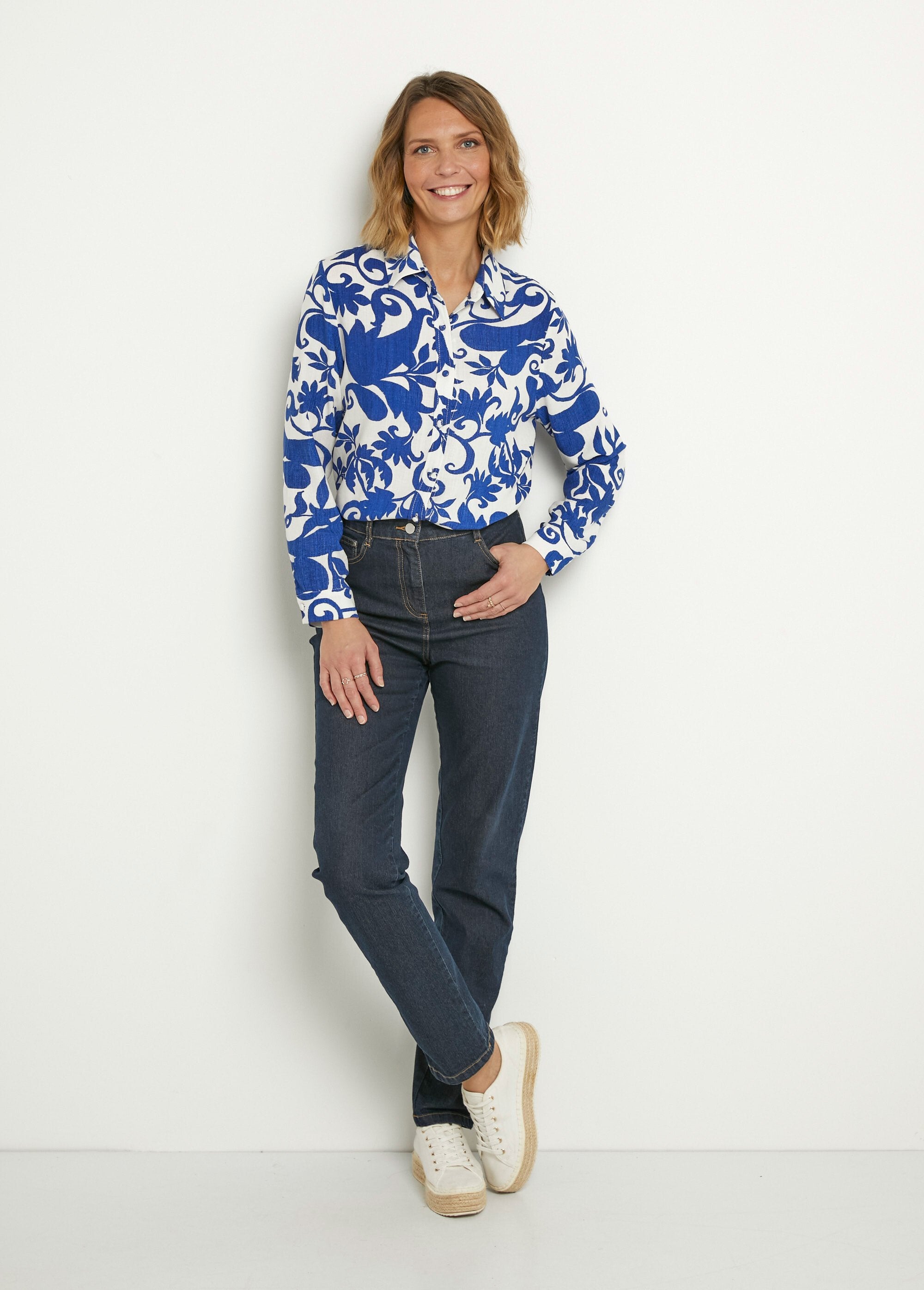Blusa_de_manga_larga_con_estampado_bucólico_Azul_y_crudo_SF1_slim