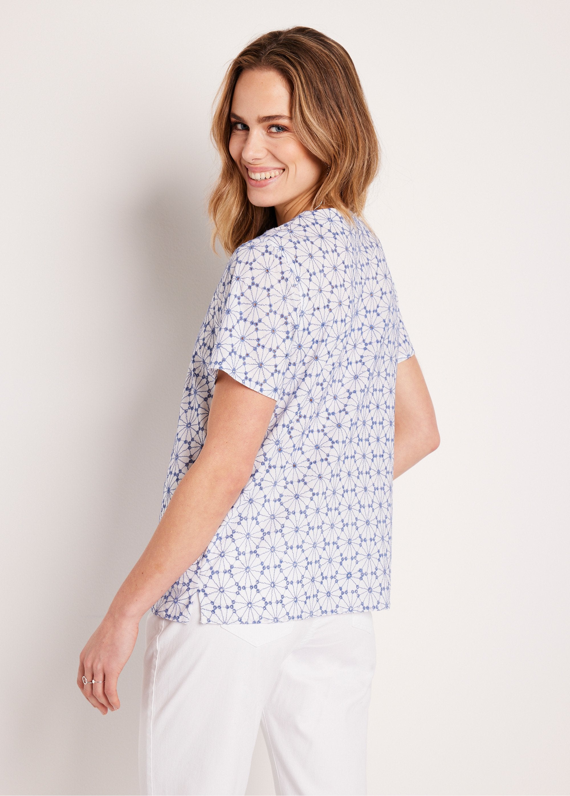 Blusa_larga_bordada_con_cuello_en_V_blanco_y_azul_DO1_slim