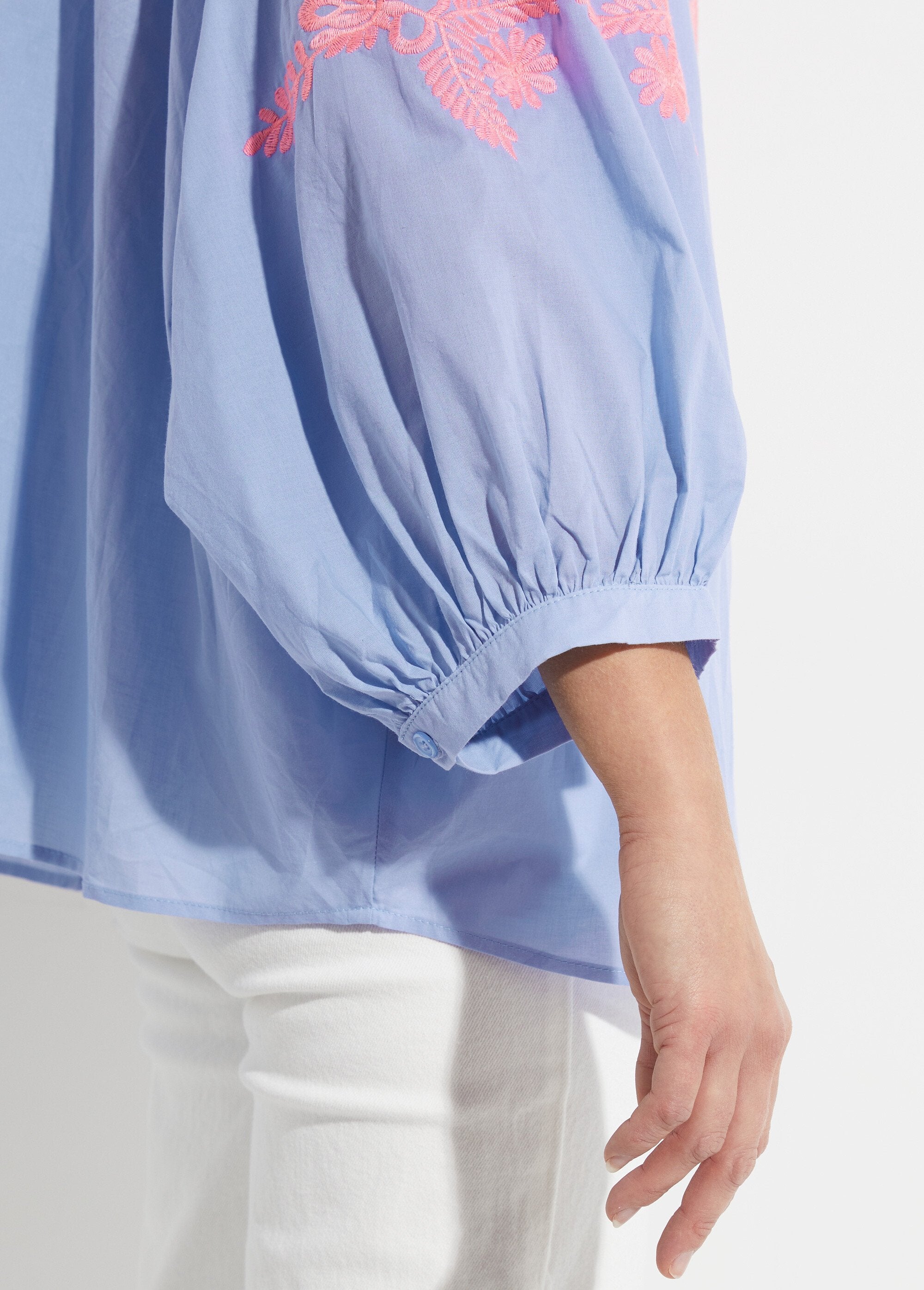 Blusa_con_mangas_anchas_y_bordado_neón_Azul_y_rosa_DE2_slim