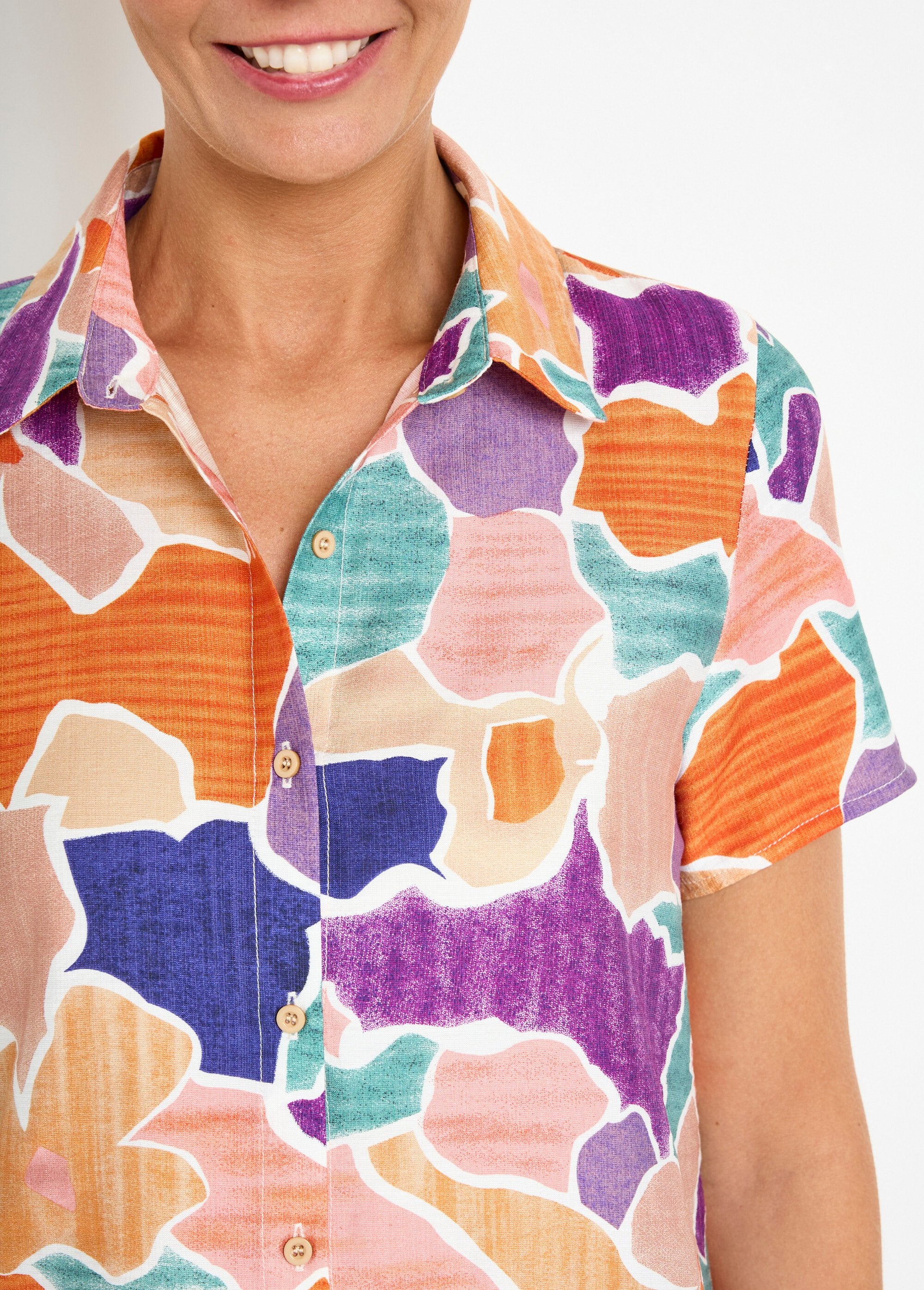 Blusa_de_manga_corta_con_estampado_abstracto_naranja_y_morado_DE1_slim
