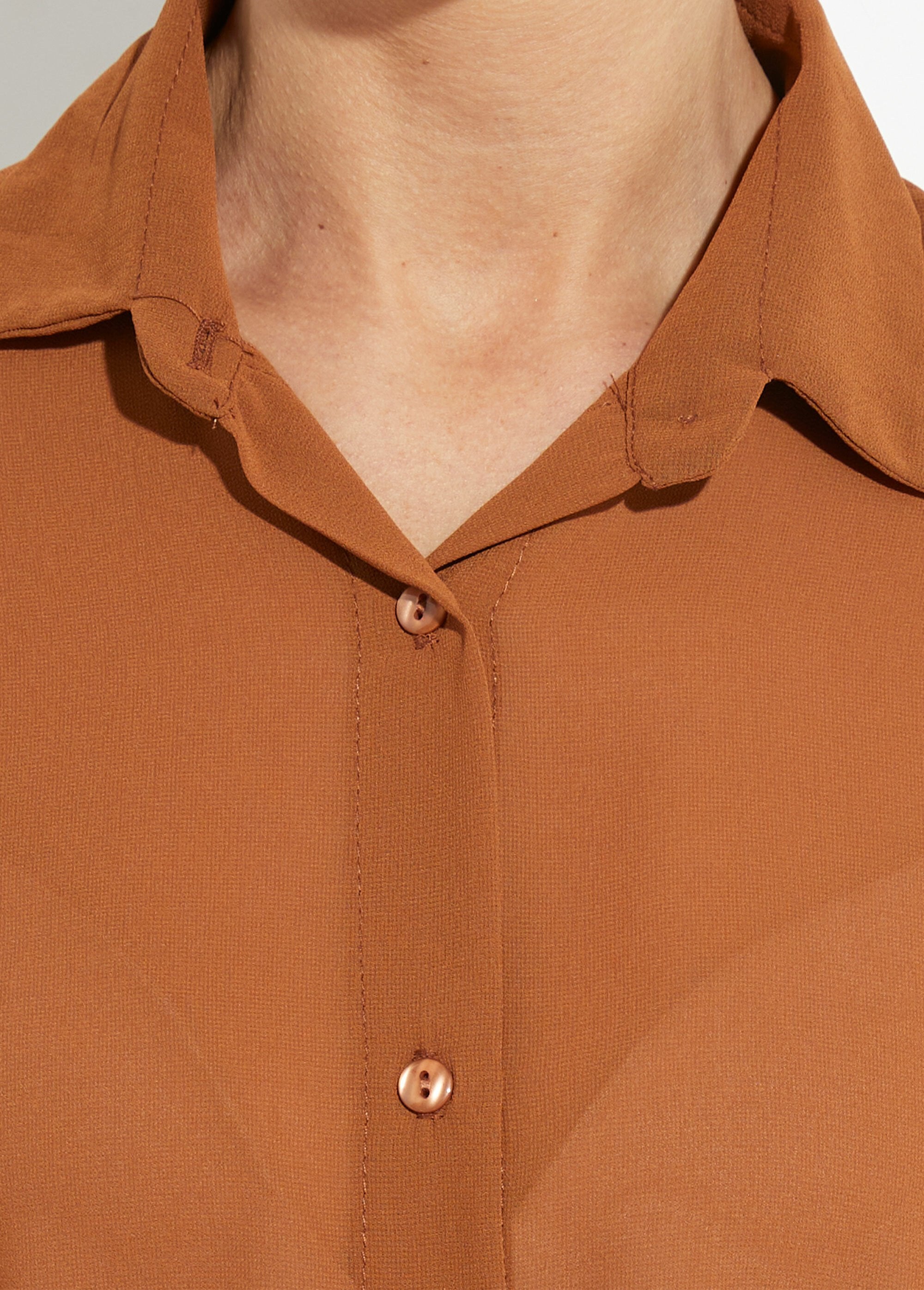 Blusa_fluida_de_voile_con_mangas_largas_Camello_DE1_slim