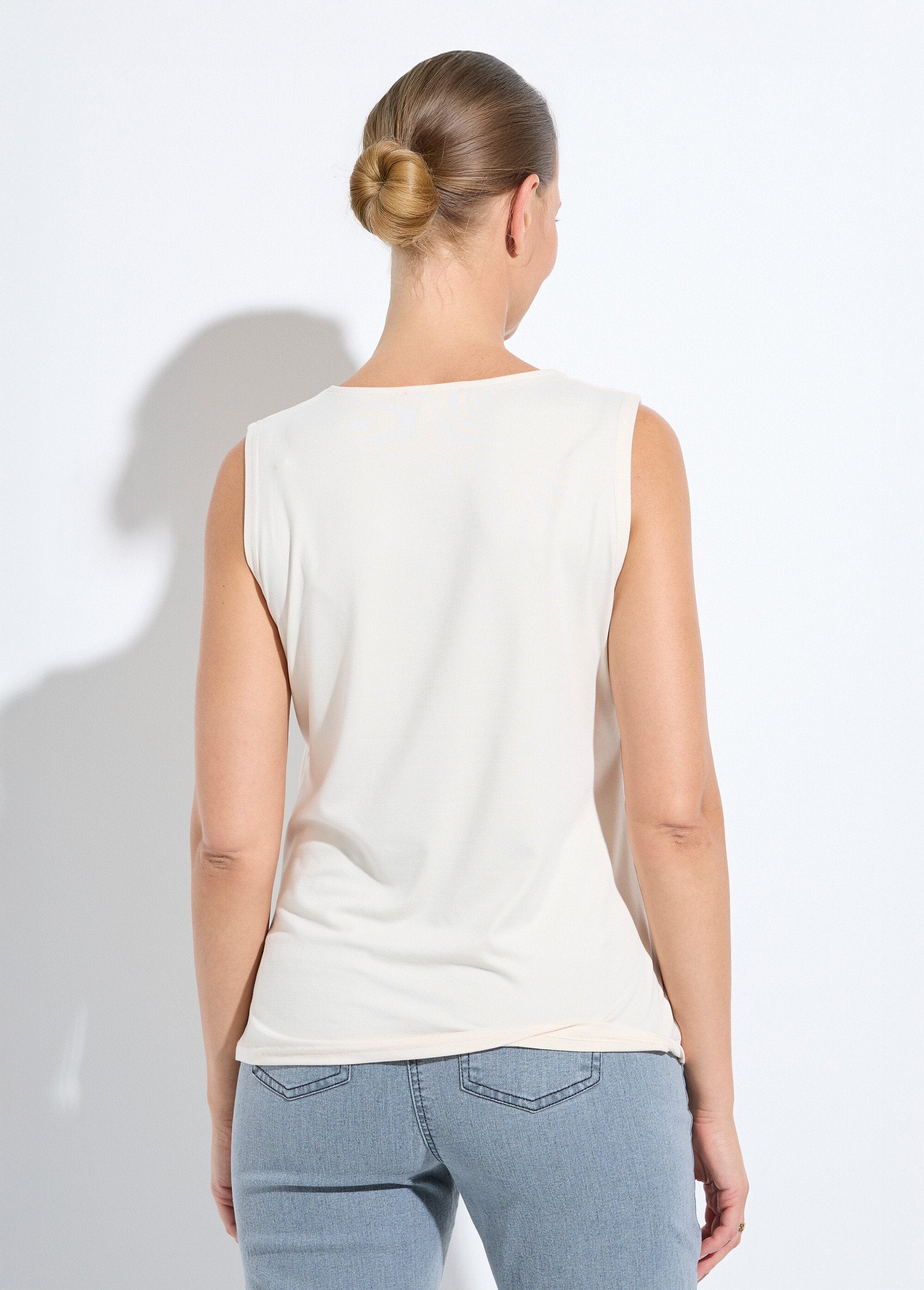 Camiseta_de_tirantes_anchos_con_cuello_de_bailarina_Crudo_DO1_slim