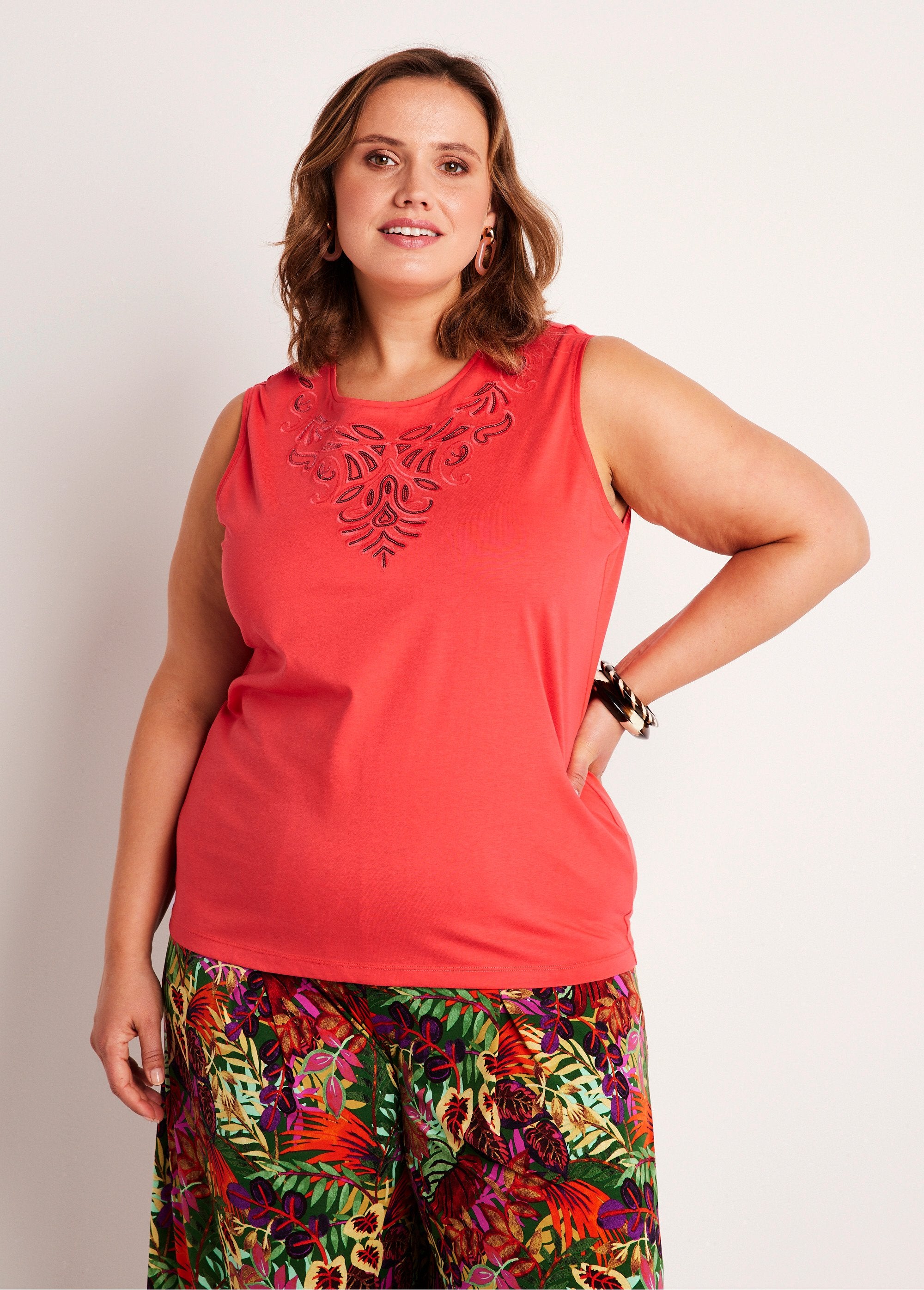 Camiseta_corta_de_tirantes_lisa_bordada_con_lentejuelas_naranja_FA1_curvy