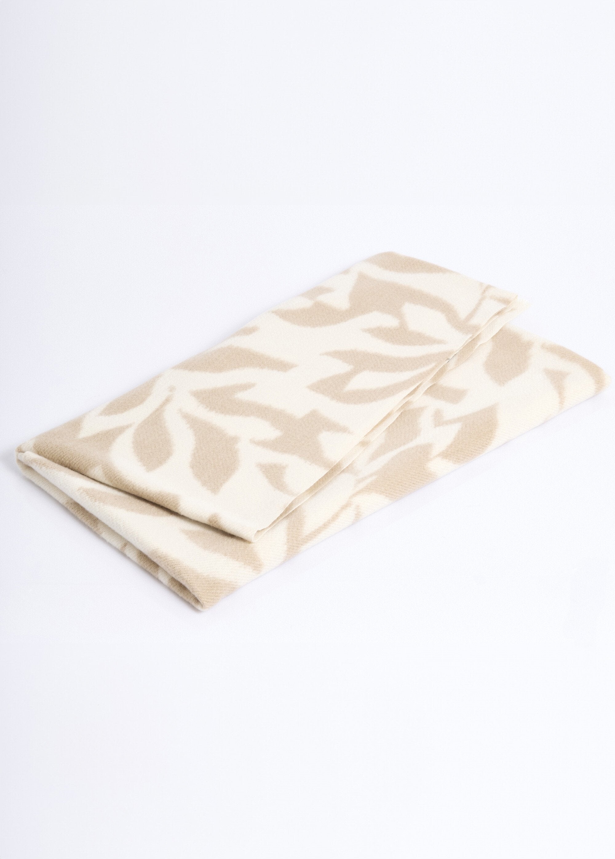 Bufanda_de_lana_fina_con_estampado_de_acanto_Beige_DE1_slim