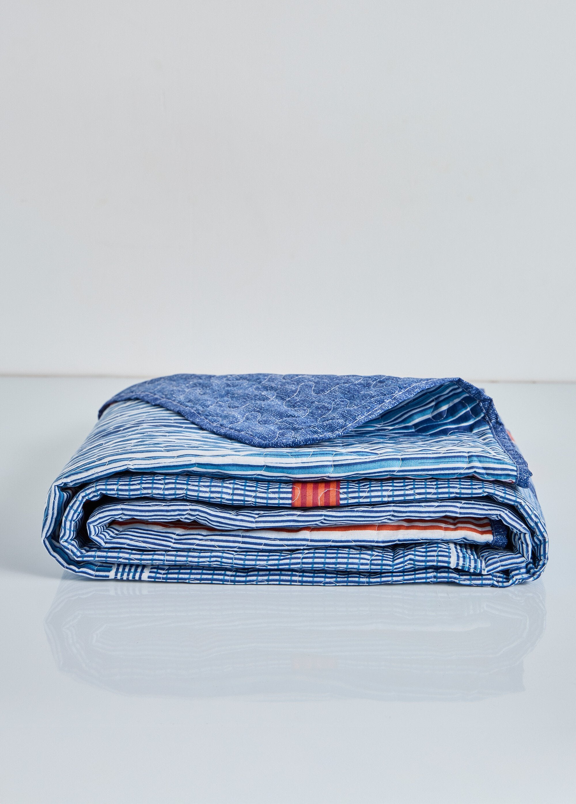 Juego_de_colcha_220x200cm_+_2_fundas_de_almohada_50x70cm_Rayas_azul_marino_y_burdeos_FA1_slim