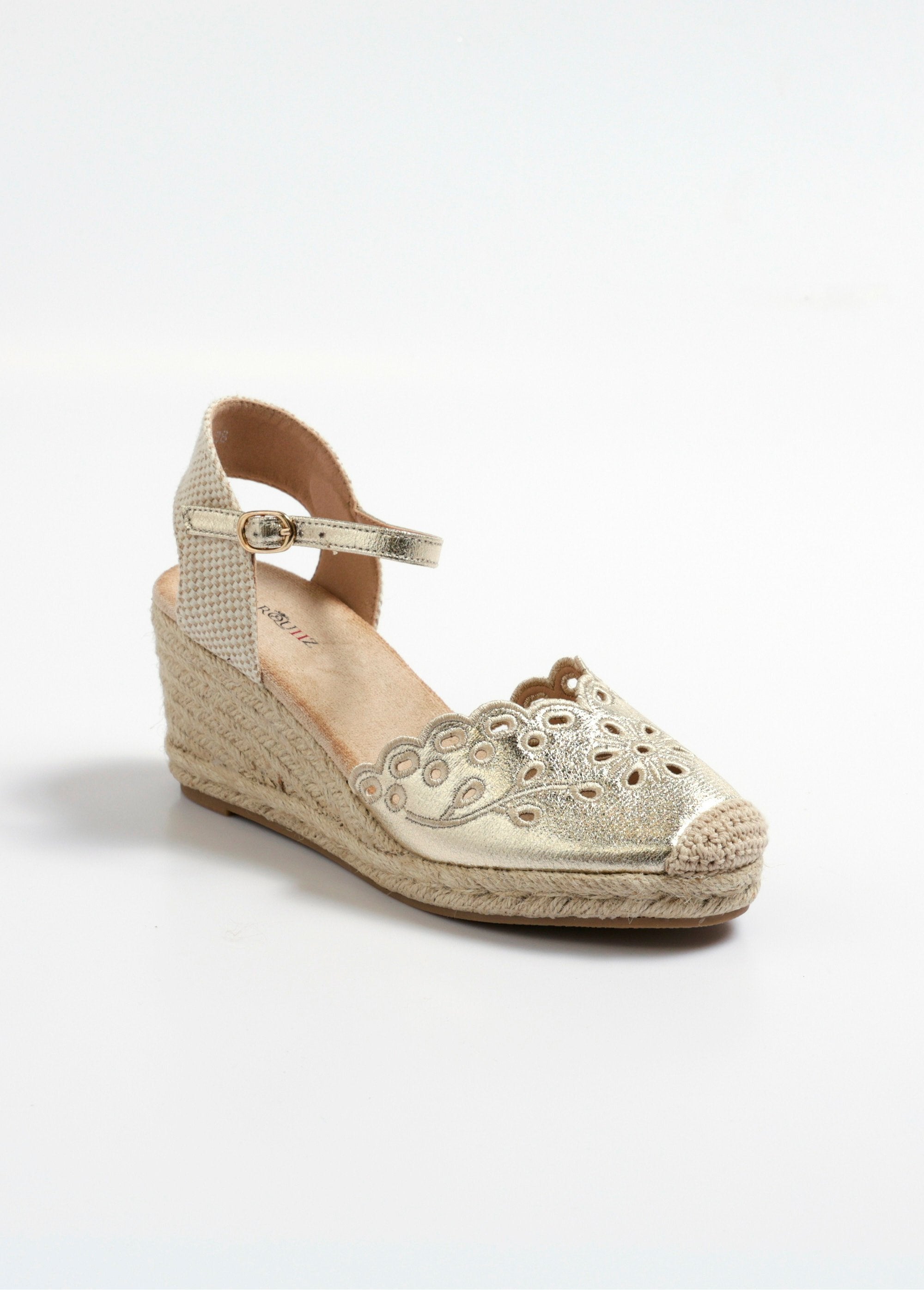 Alpargatas_de_cuña_con_detalles_calados_Dorado_FA1_slim