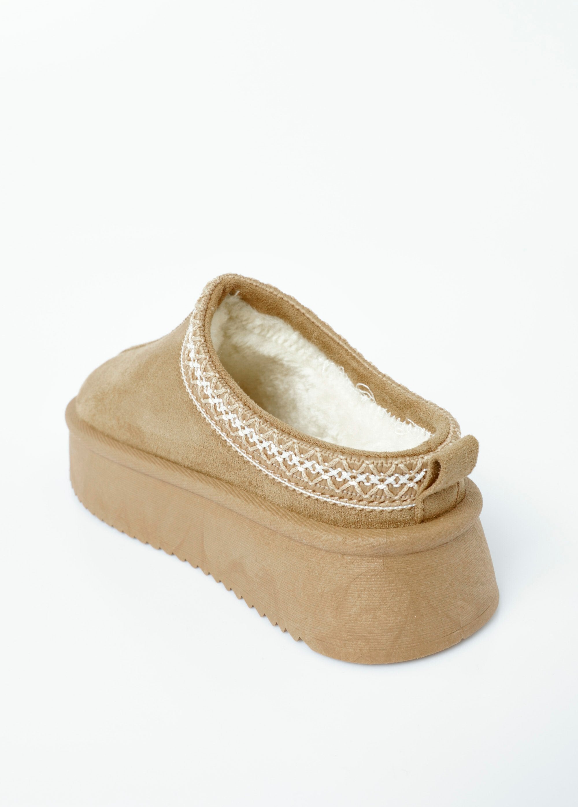 Mules_efecto_ante_con_cuña_y_forro_de_piel_Beige_DO1_slim