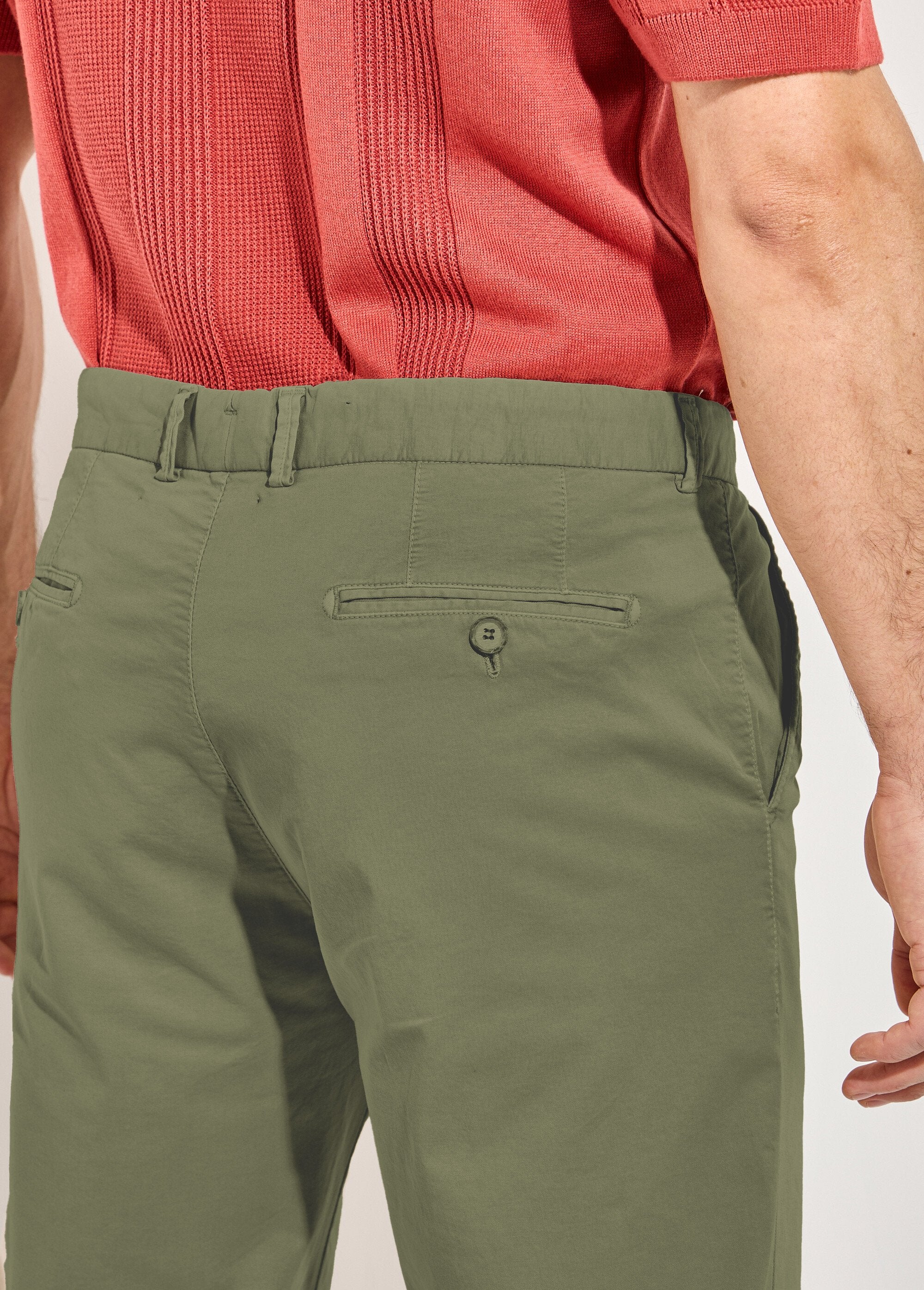 Pantalón_chino_recto_de_lona_de_algodón_elástico_Caqui_DE1_slim