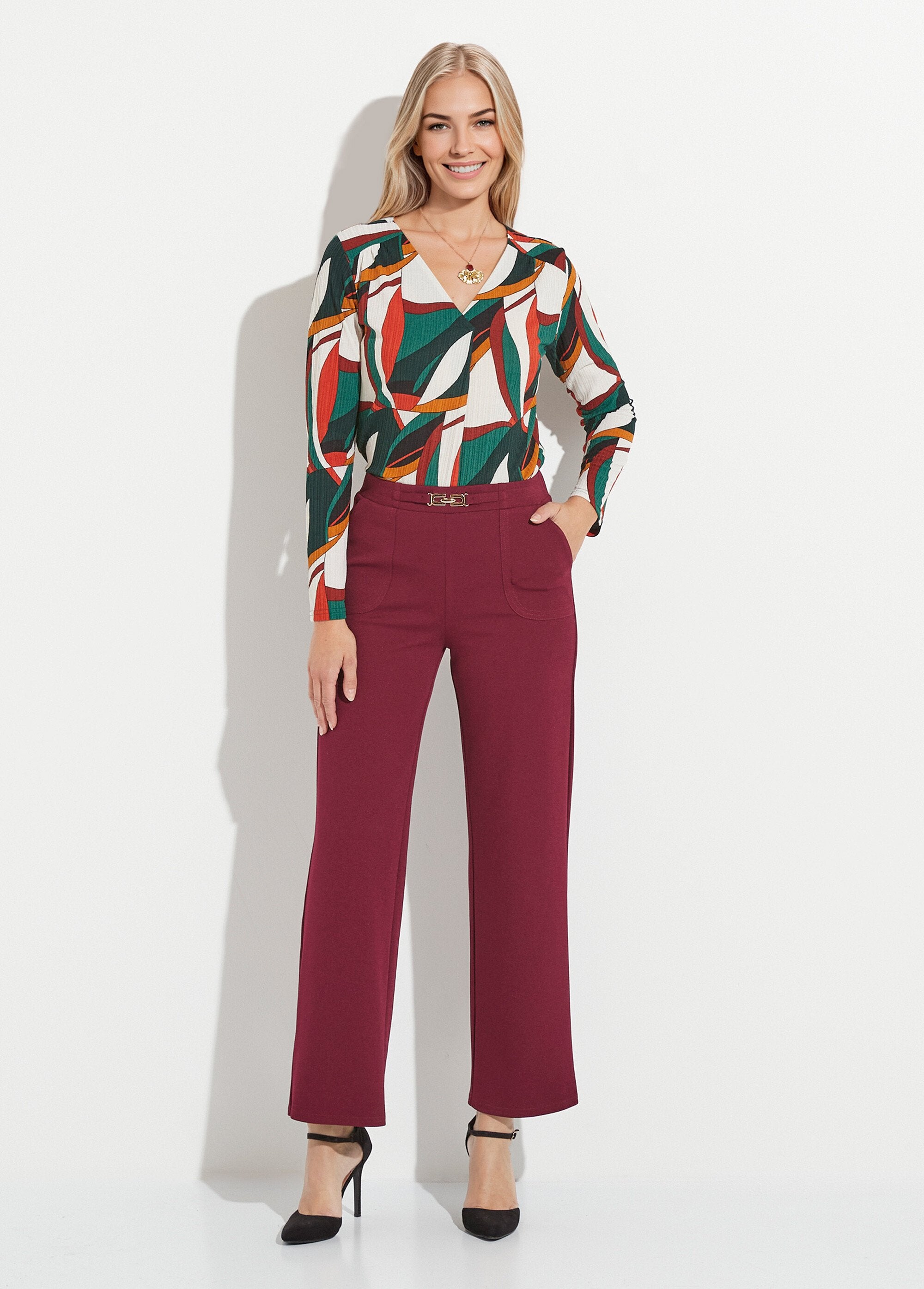Pantalón_recto_con_cintura_elástica_y_cinturón_joya._Burdeos_SF1_slim