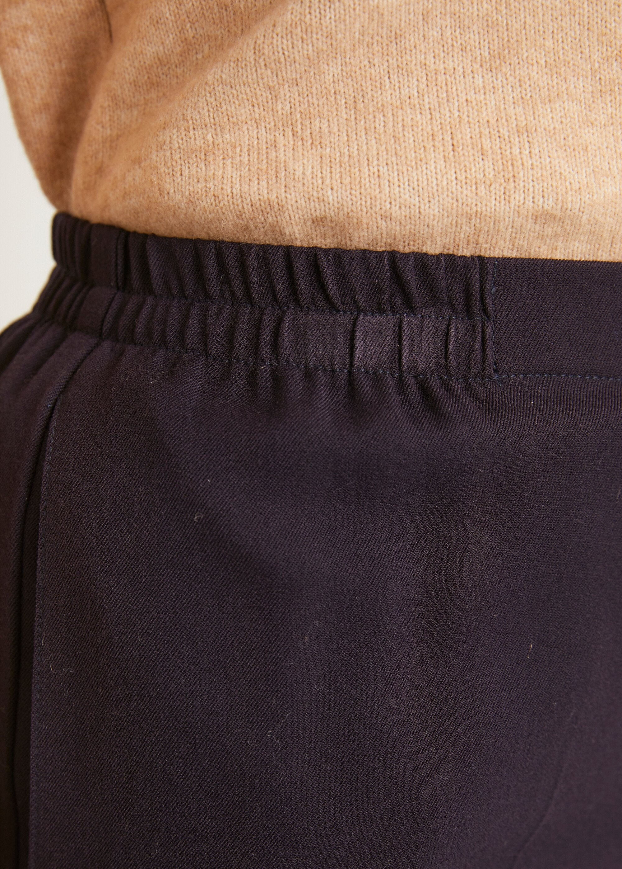 Pantalón_recto_con_cintura_semielástica_y_vientre_plano._ciruela_simple_DE2_slim