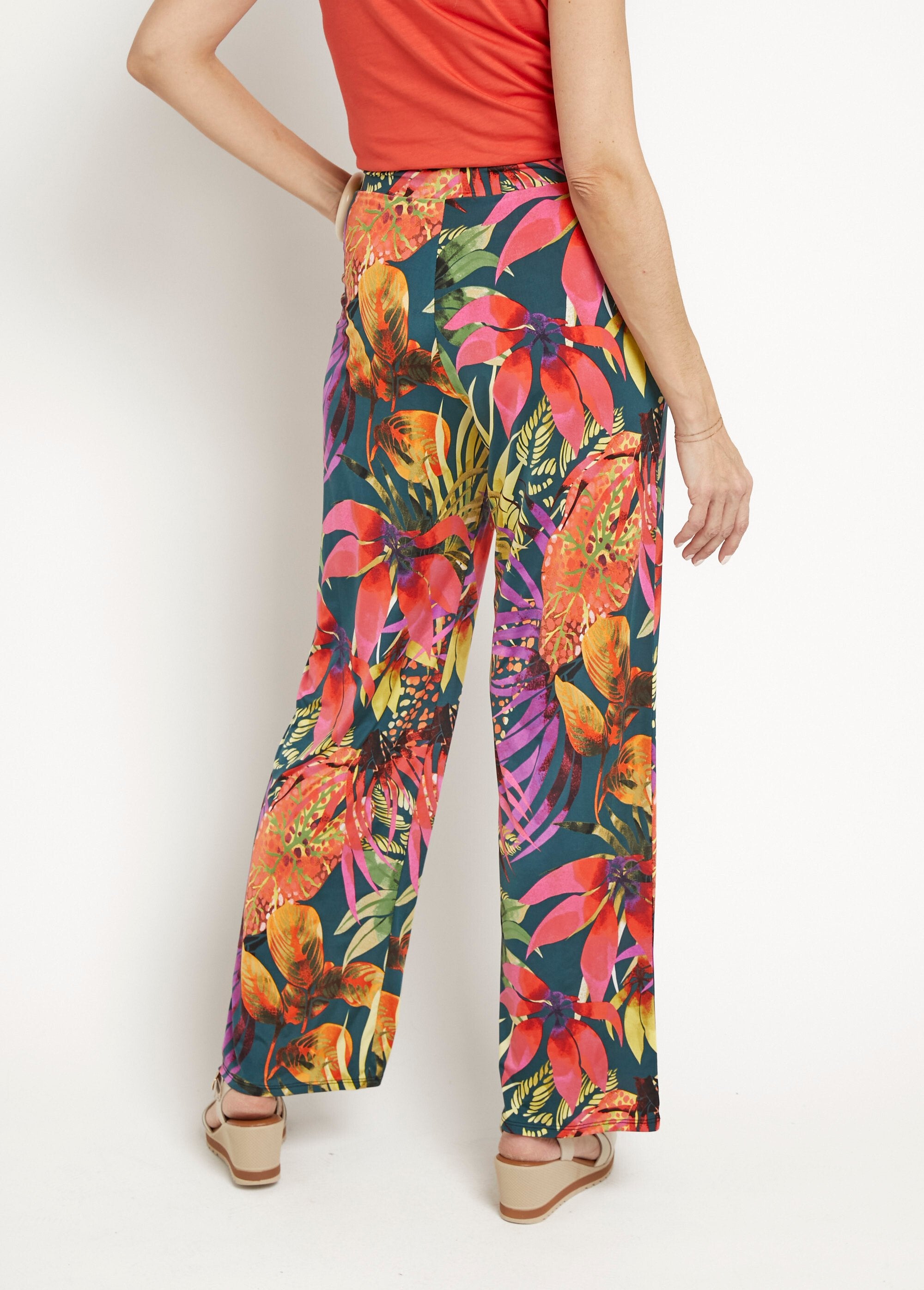 Pantalones_elásticos_fluidos_con_estampado_floral_tropical_Multicolor_DO1_slim