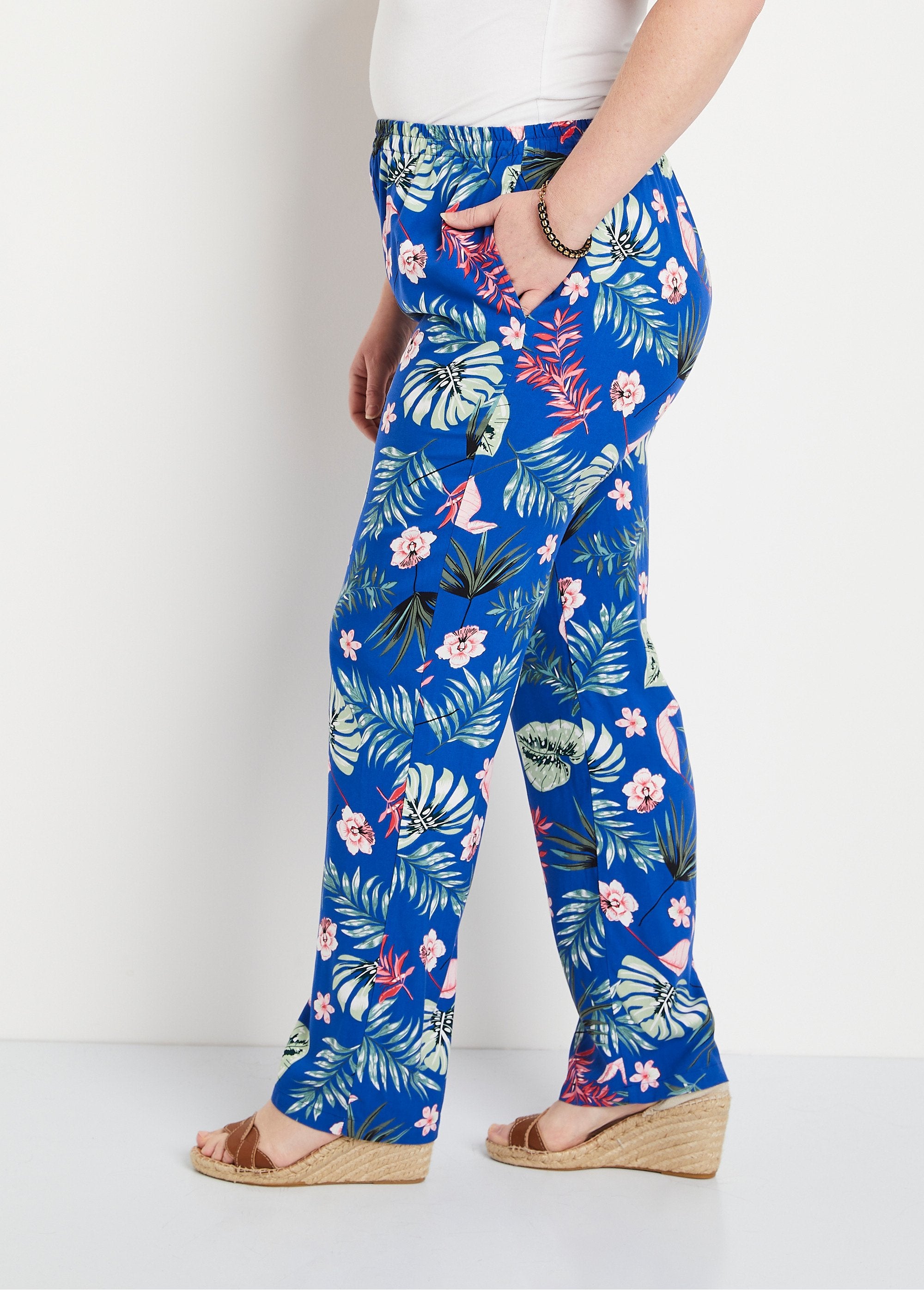 Pantalón_estampado_cintura_elástica_fondo_azul_real_DR1_curvy