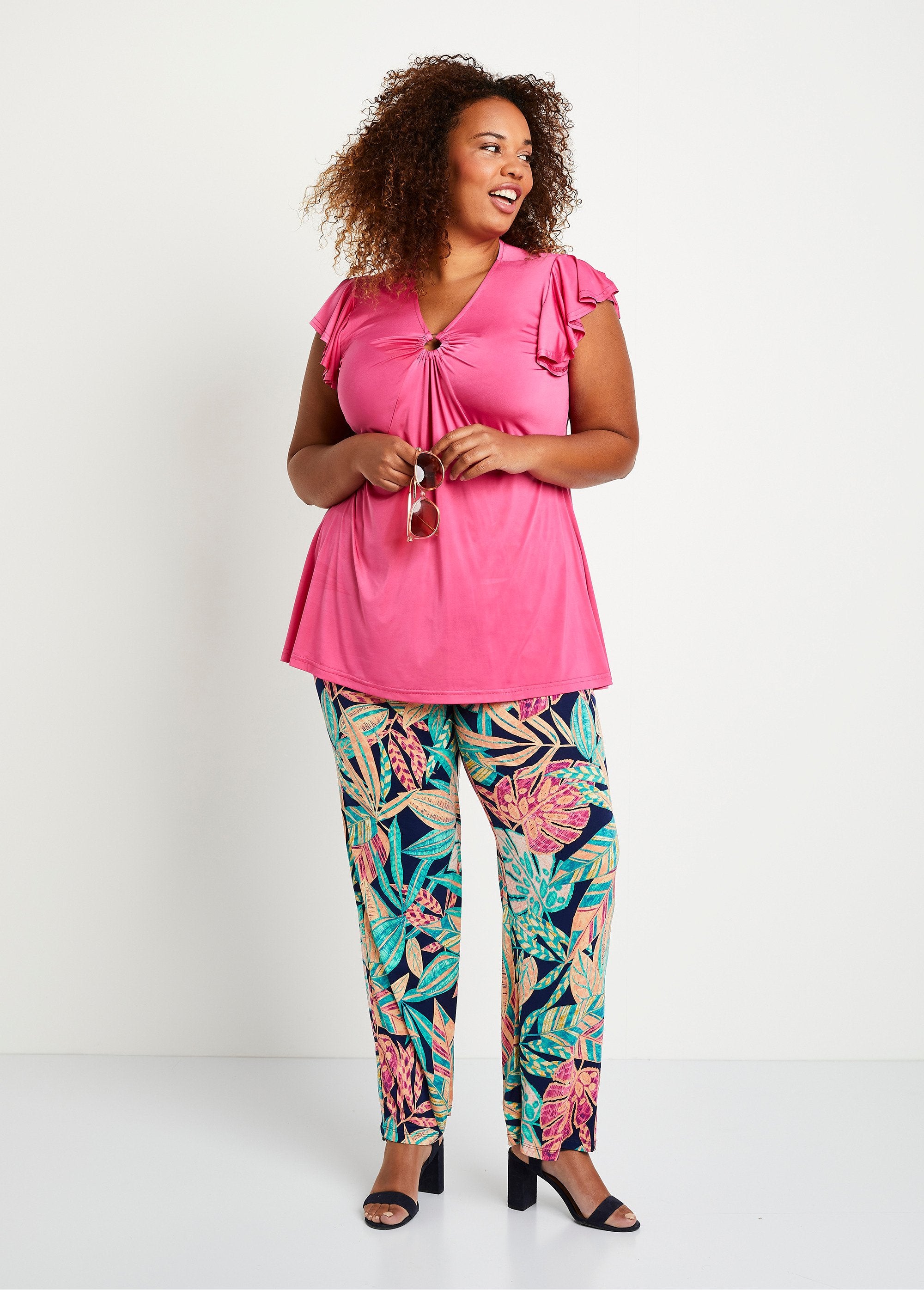 Pantalón_ancho_con_cinturón_elástico_follaje_verde_y_rosa_SF1_curvy