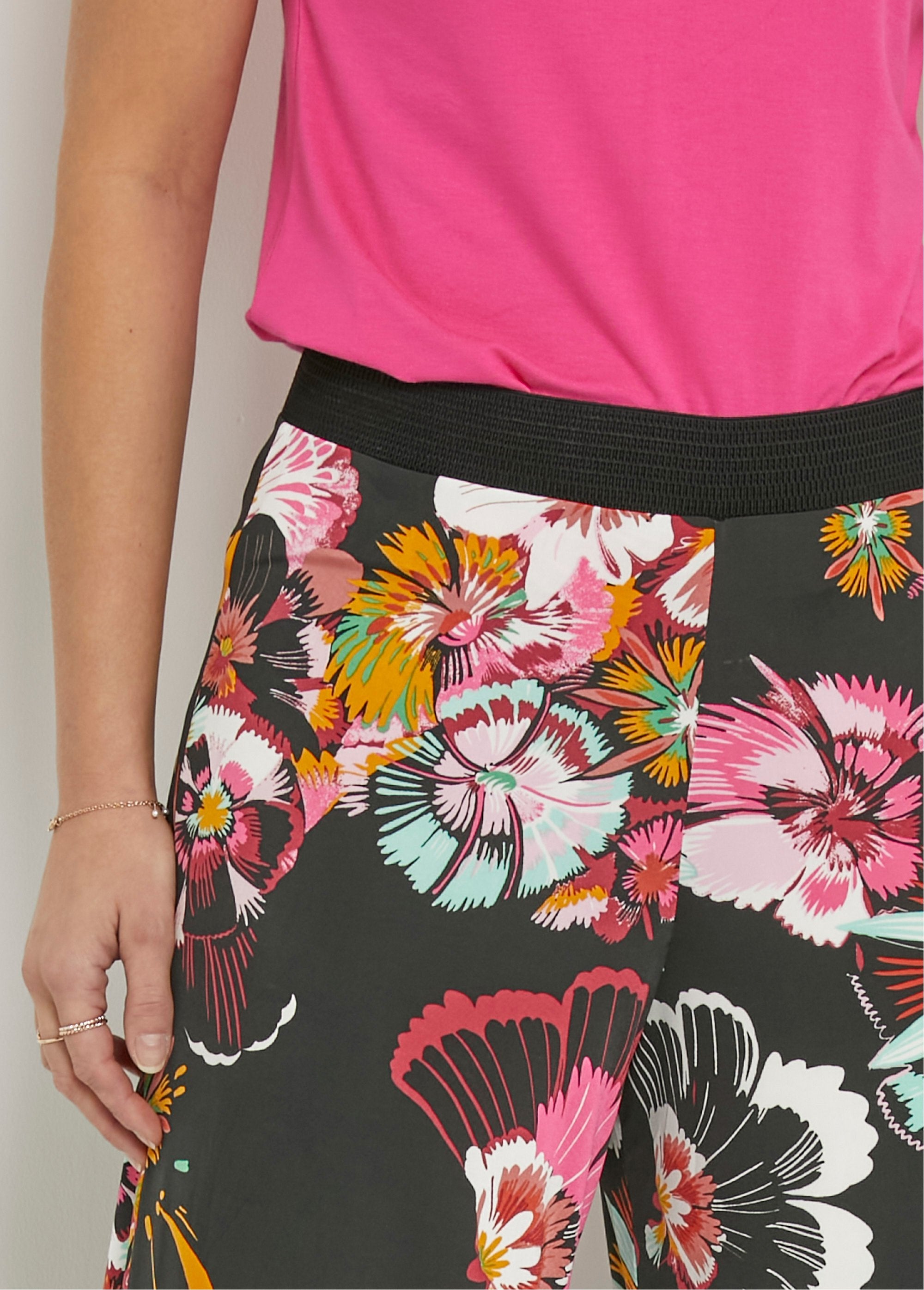 Pantalón_ancho_elástico_con_estampado_floral_Estampados_negros_DE1_slim