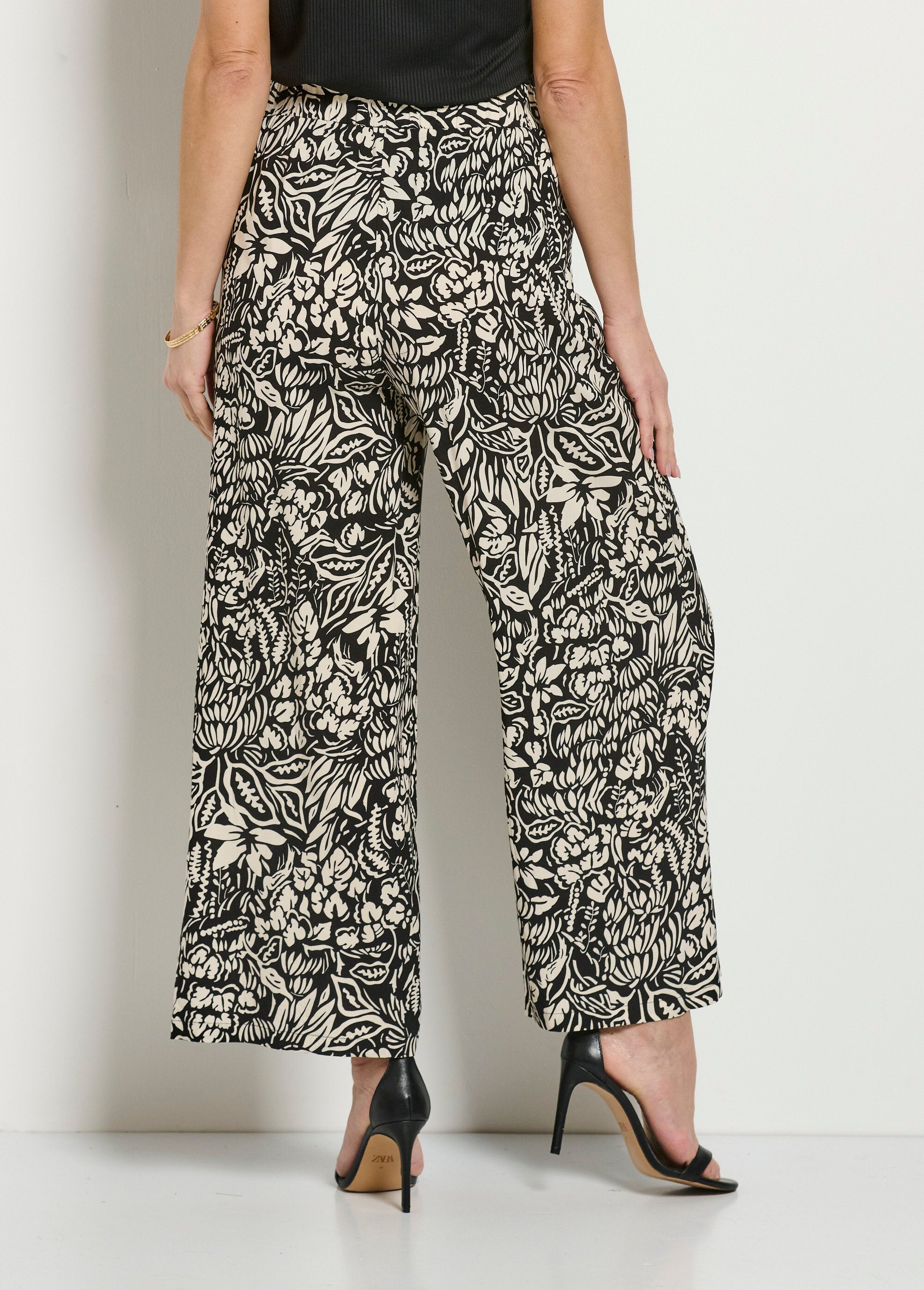 Pantalón_ancho_con_cintura_elástica_floral_o_liso_Negro_y_crudo_DO1_slim