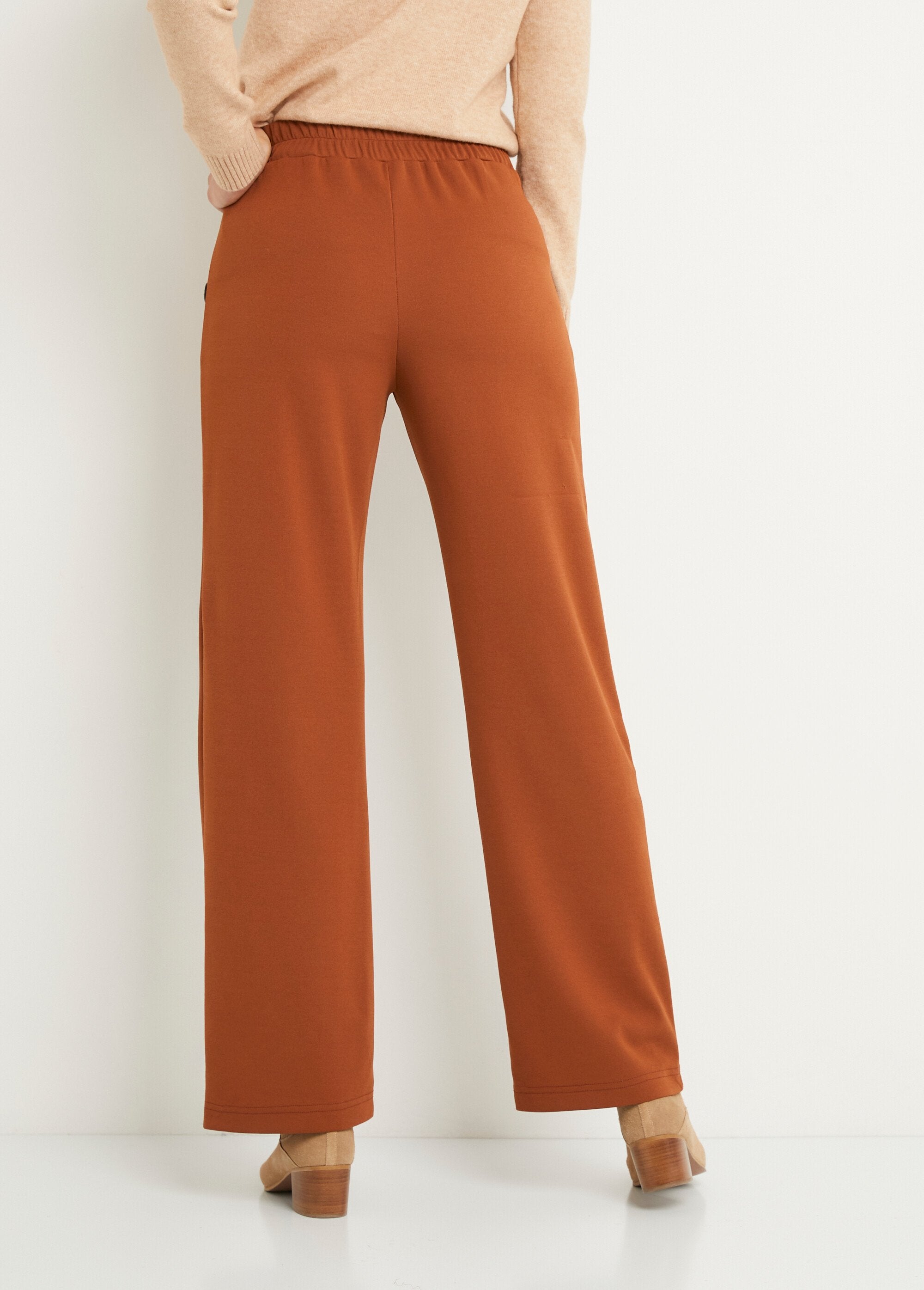 Pantalón_semielástico_de_pierna_ancha,_liso_Camel_DO1_slim