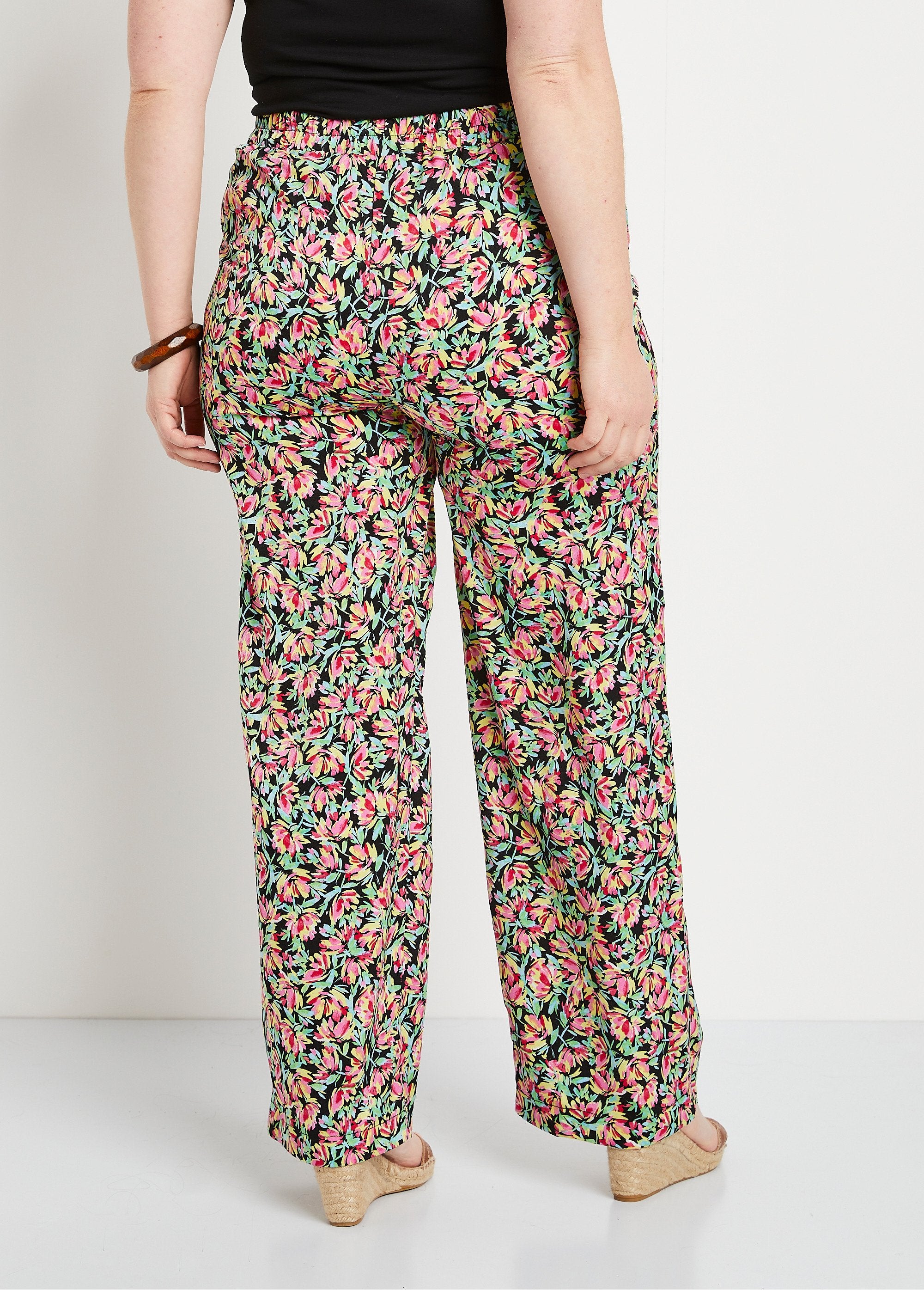 Pantalón_raso_floral_cintura_semielástica_verde_y_rosa_DO1_curvy