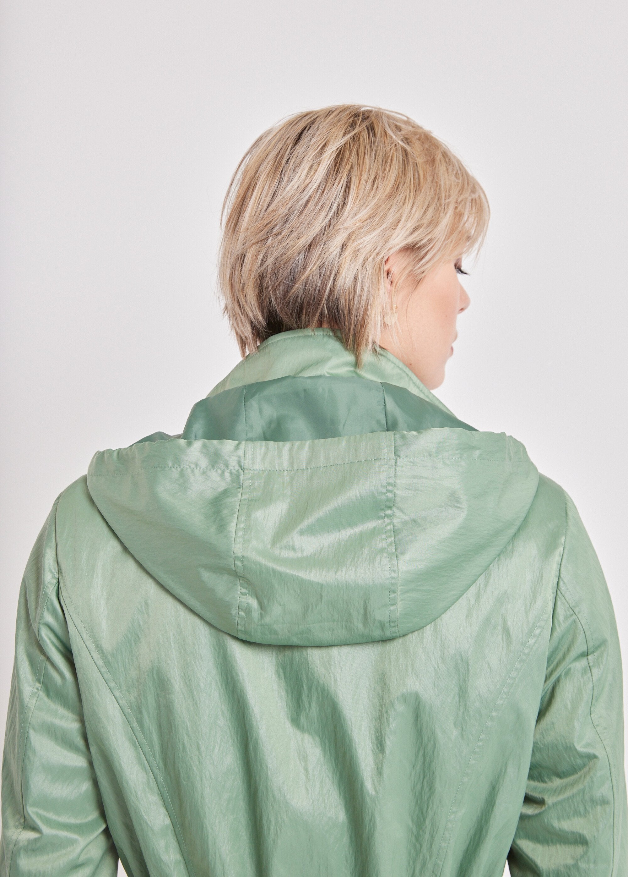 Parka_con_cremallera_y_botones_automáticos_verde_almendra_DE4_slim