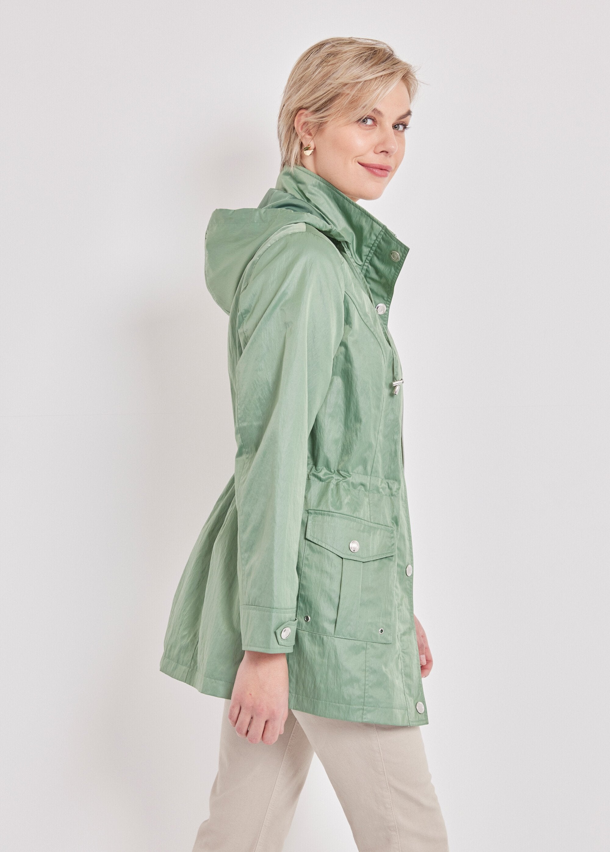 Parka_con_cremallera_y_botones_automáticos_verde_almendra_DR1_slim