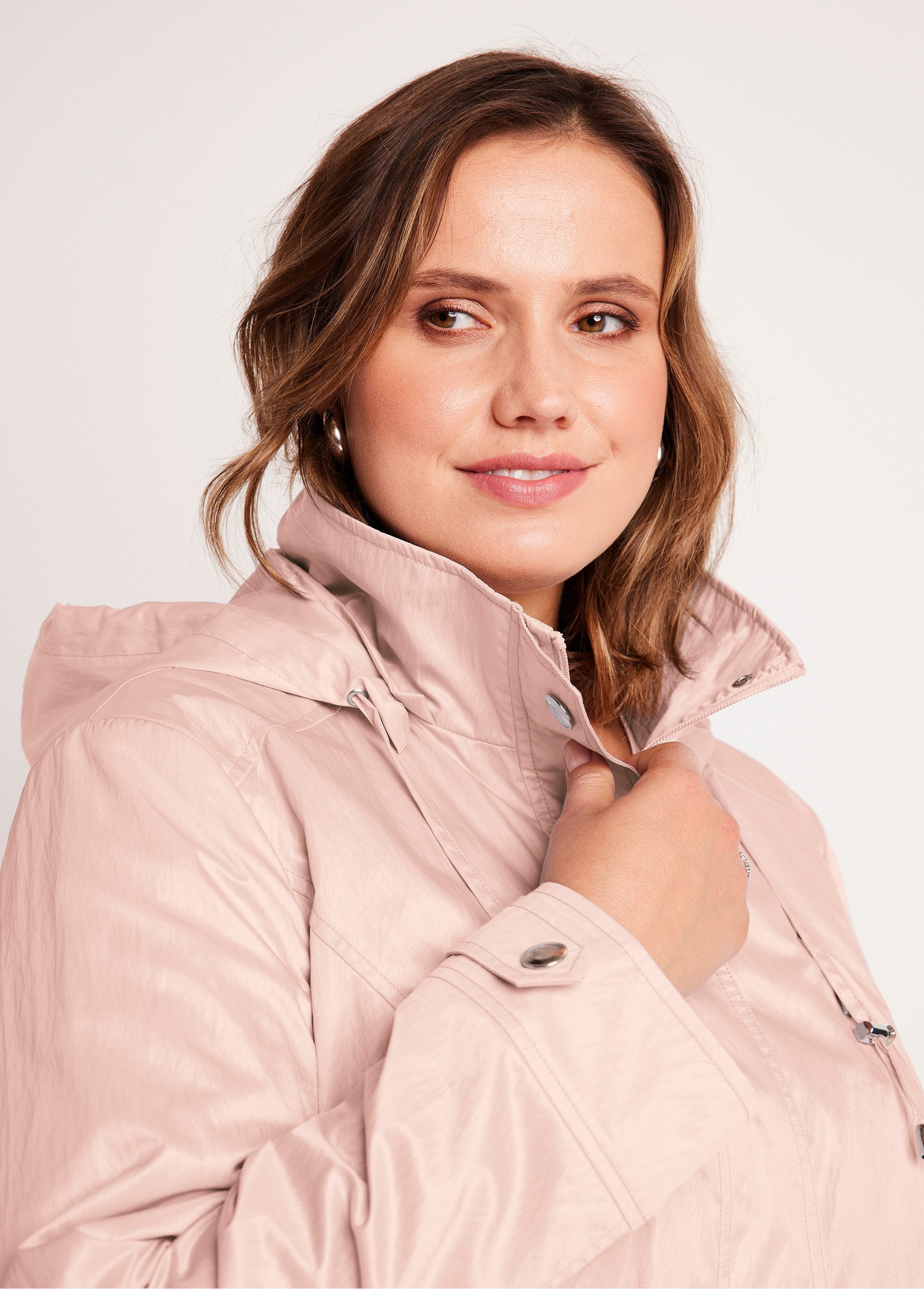 Parka_con_cremallera_y_botones_automáticos_rosa_nude_DE1_curvy