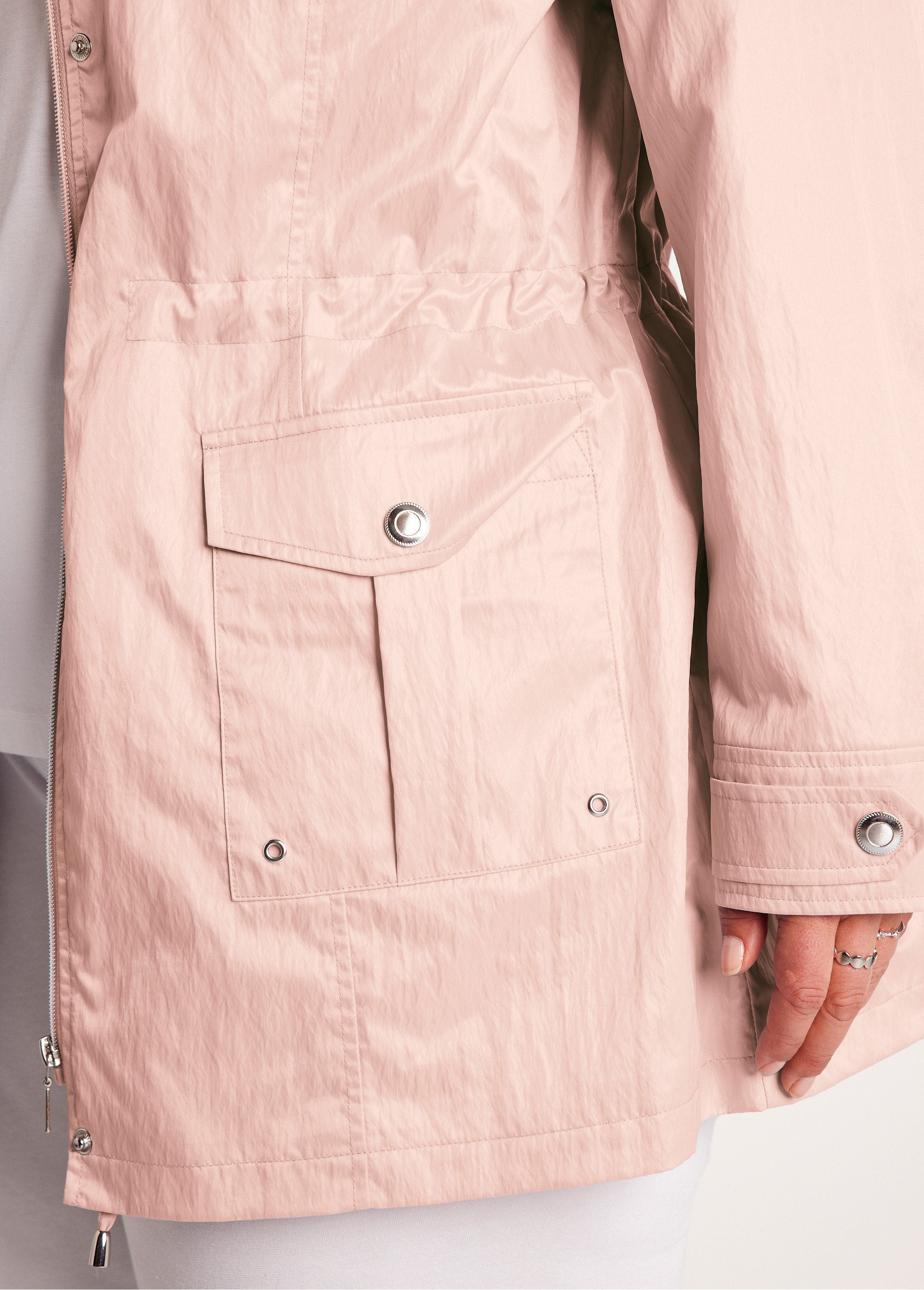 Parka_con_cremallera_y_botones_automáticos_rosa_nude_DE2_curvy