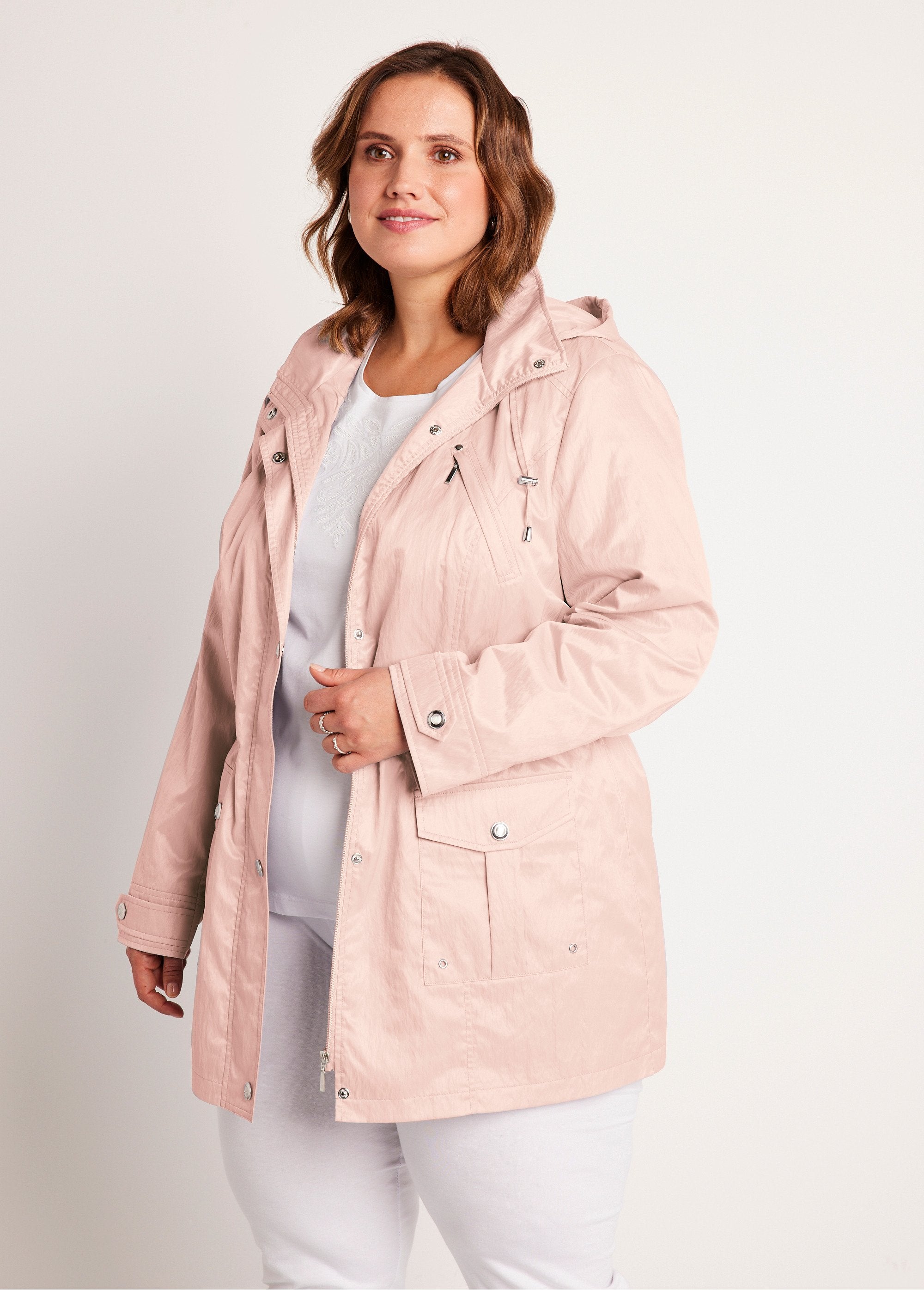 Parka_con_cremallera_y_botones_automáticos_rosa_nude_FA2_curvy