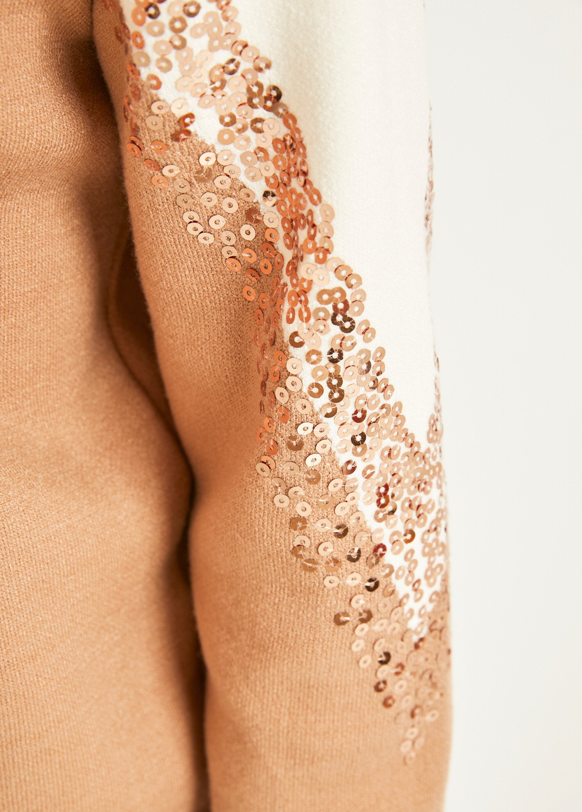 Jersey_bicolor_de_lentejuelas_y_manga_larga_Beige_y_camello_DE2_slim