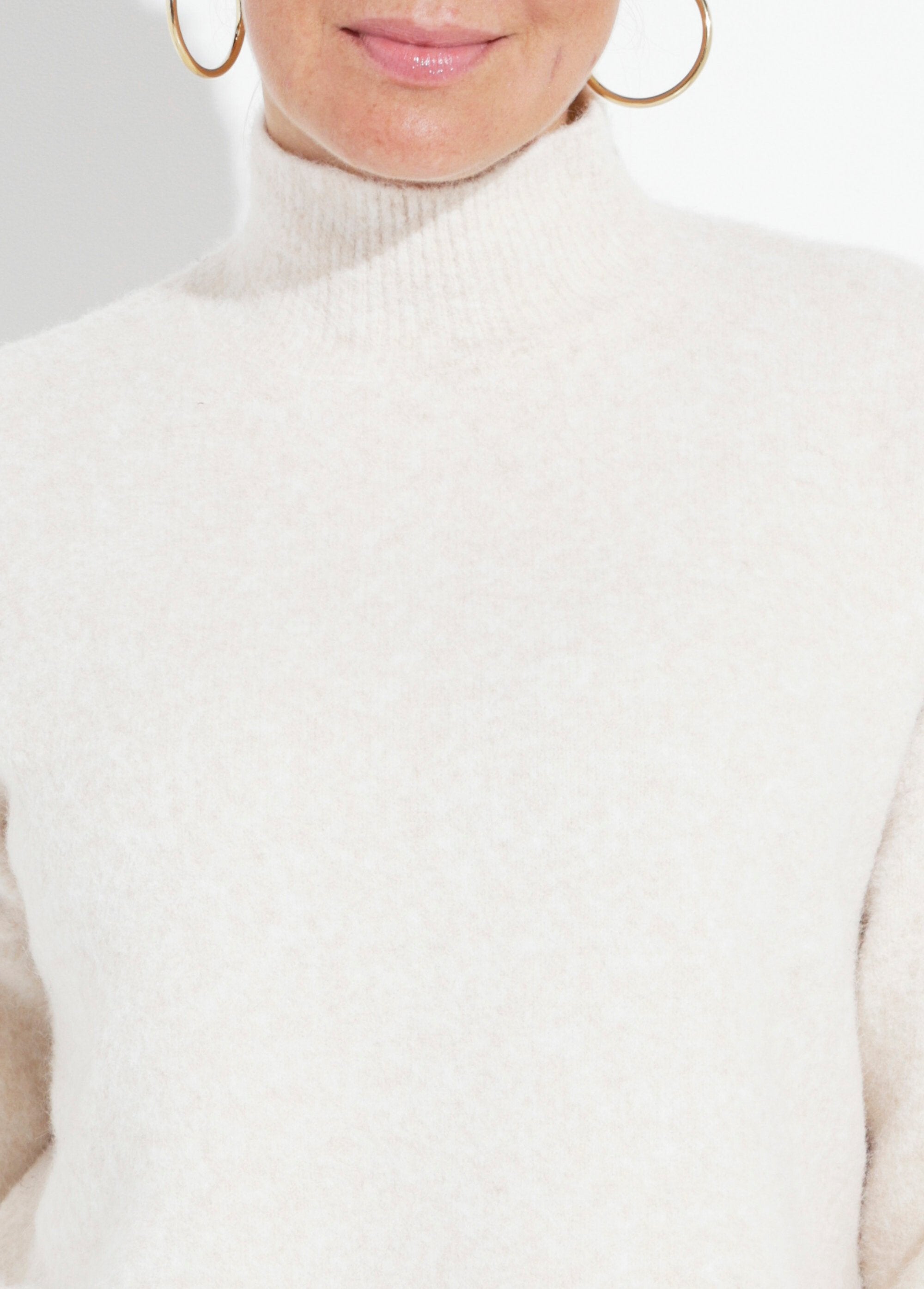 Suéter_de_cuello_alto_de_punto_esponjoso_Beige_DE1_slim