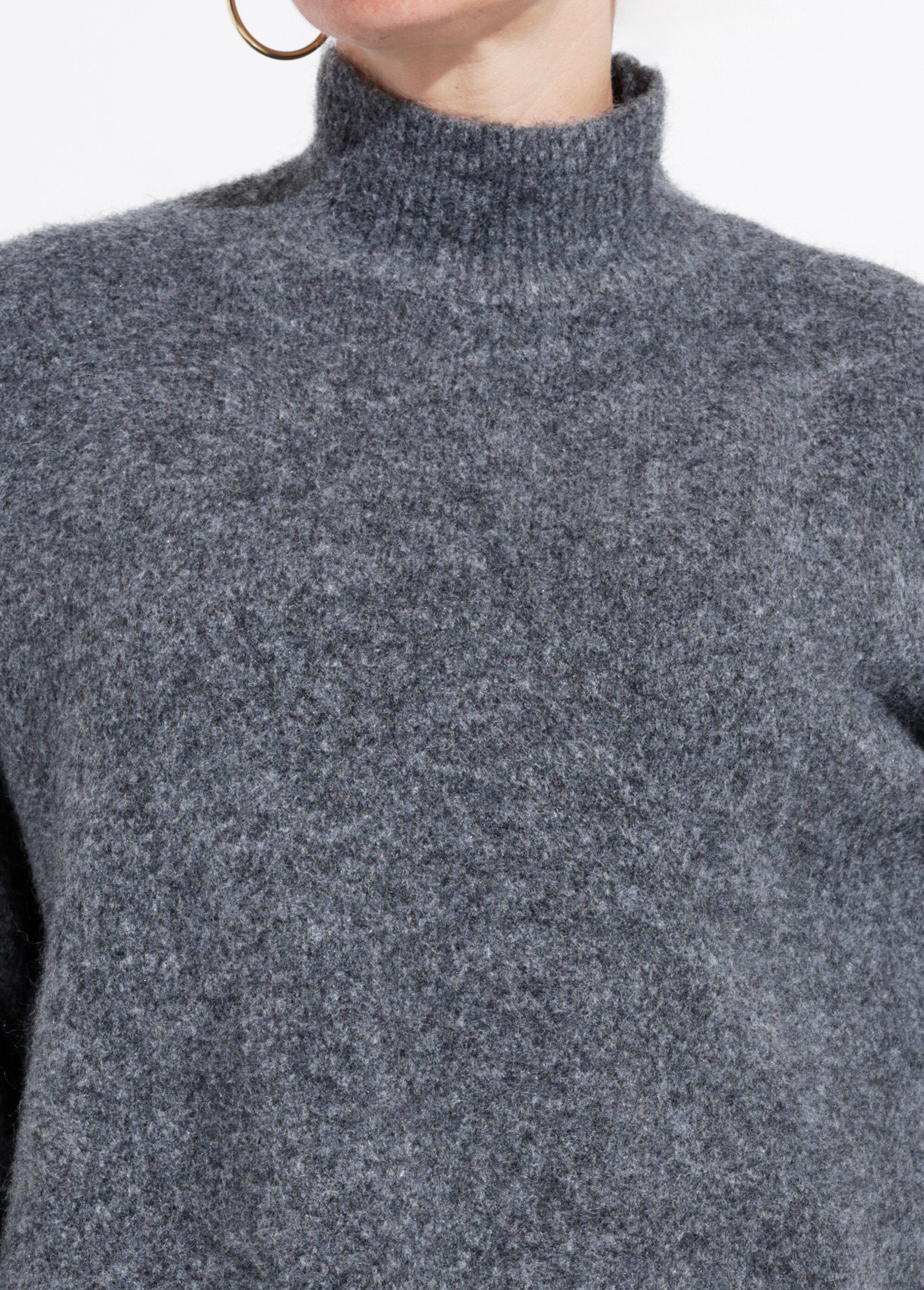Suéter_de_cuello_alto_de_punto_esponjoso_Gris_oscuro_DE1_slim