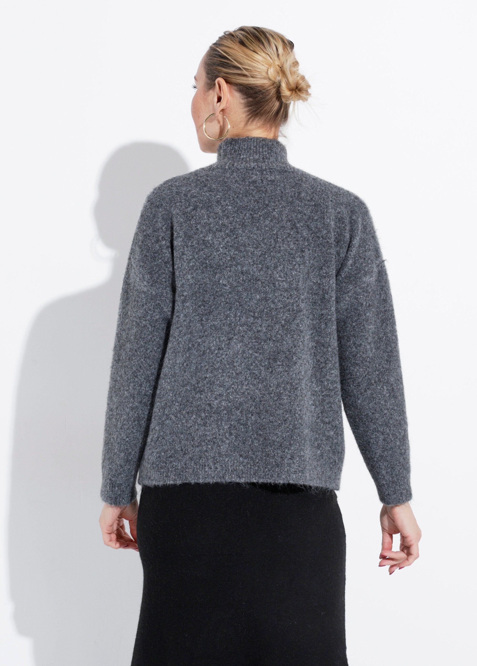 Suéter_de_cuello_alto_de_punto_esponjoso_Gris_oscuro_DO1_slim