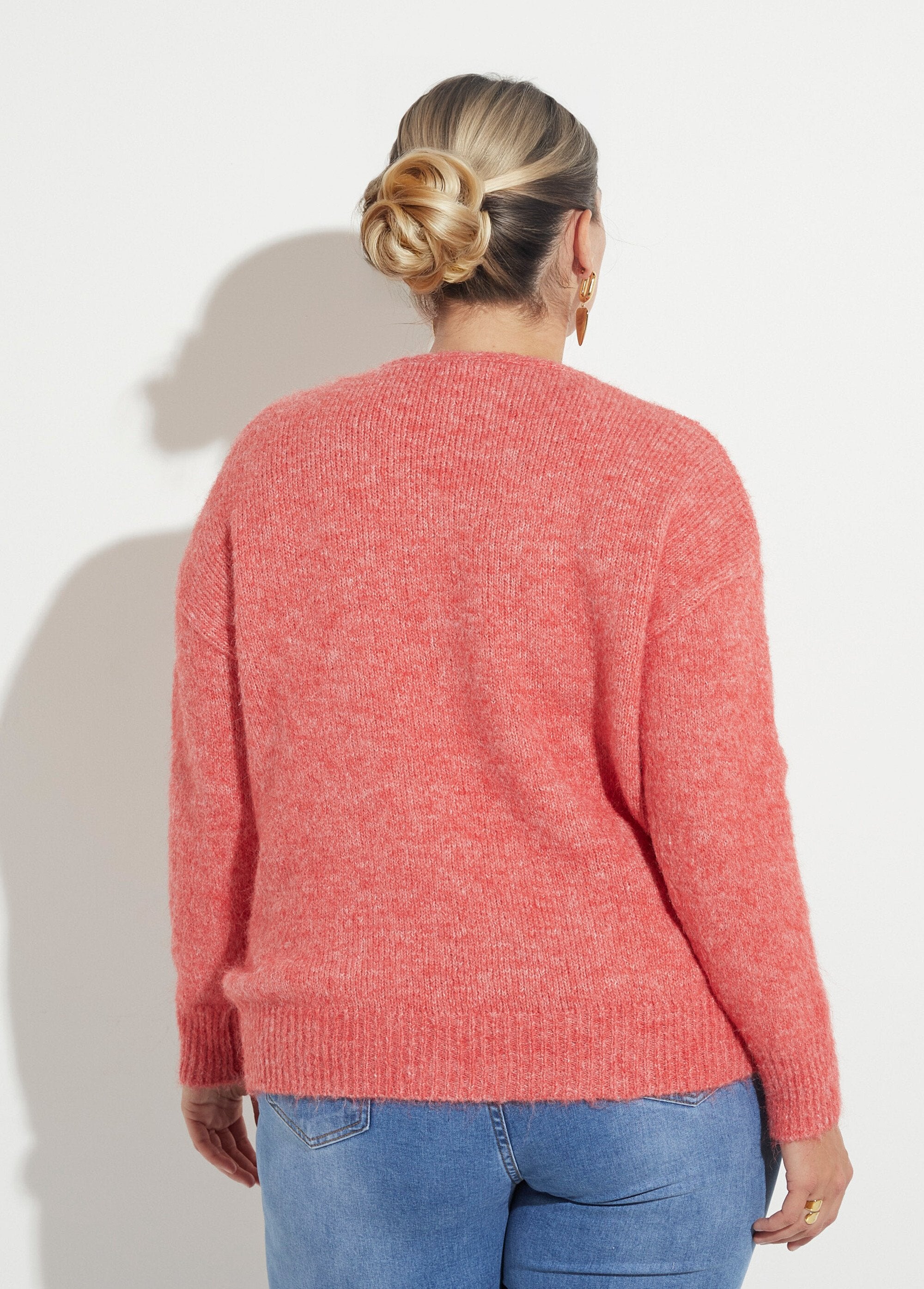 Pull_col_V_fin_et_chaud_avec_laine_Corail_DO1_curvy